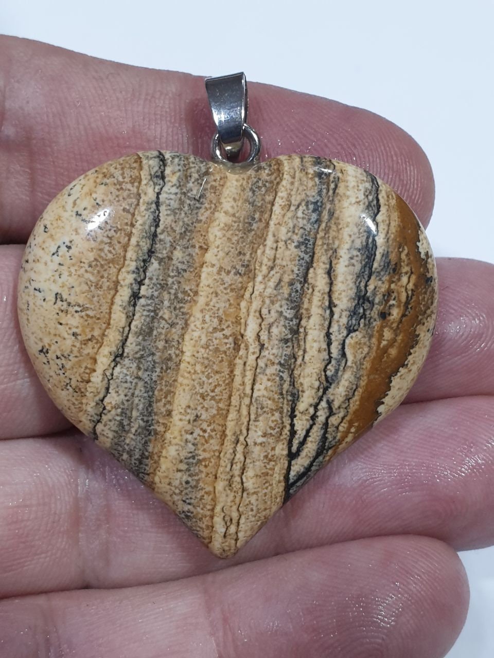 Pendentif cœur lisse en jaspe paysage 37x40mm.