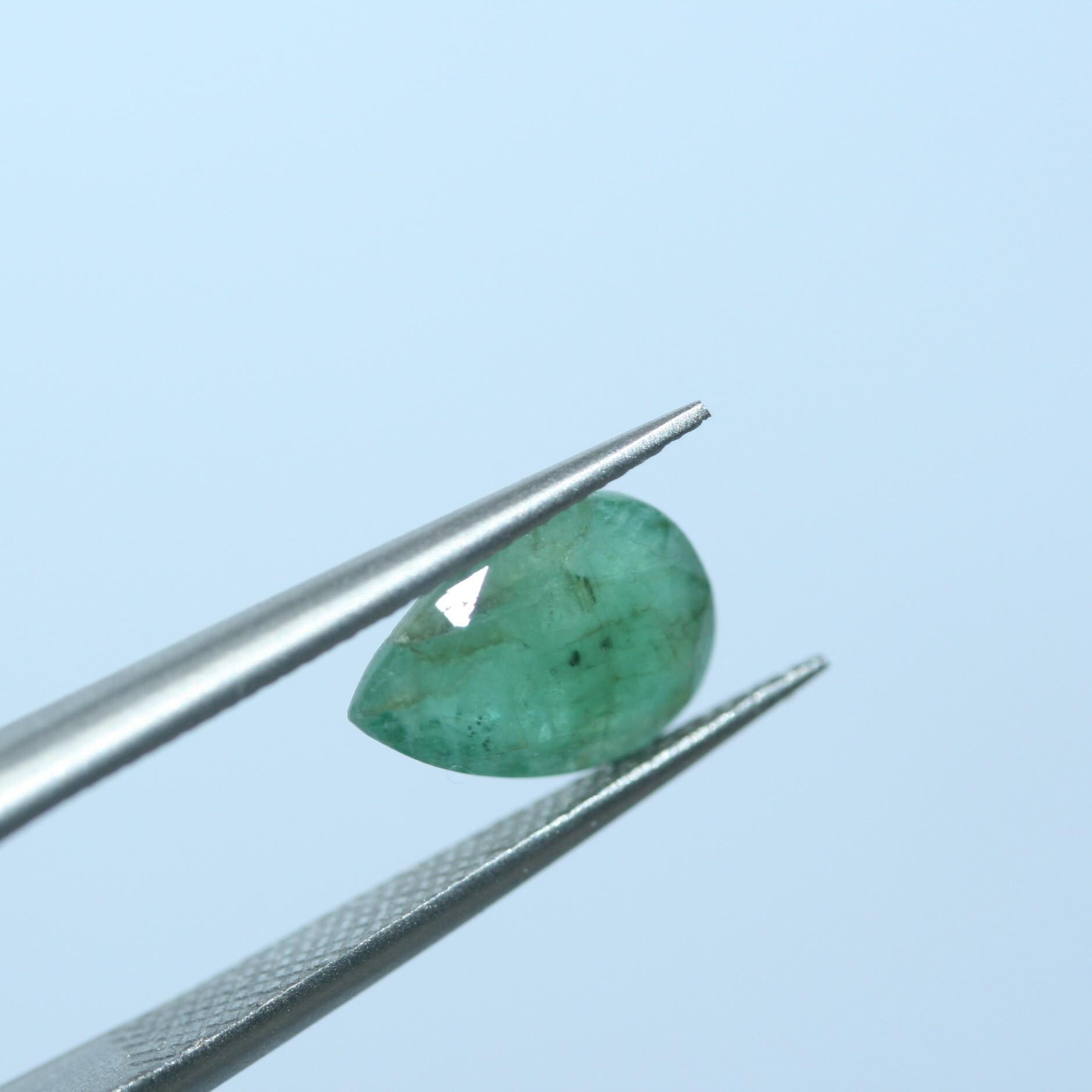 Lot de 6 gouttes d'émeraude à facettes 10x7mm.