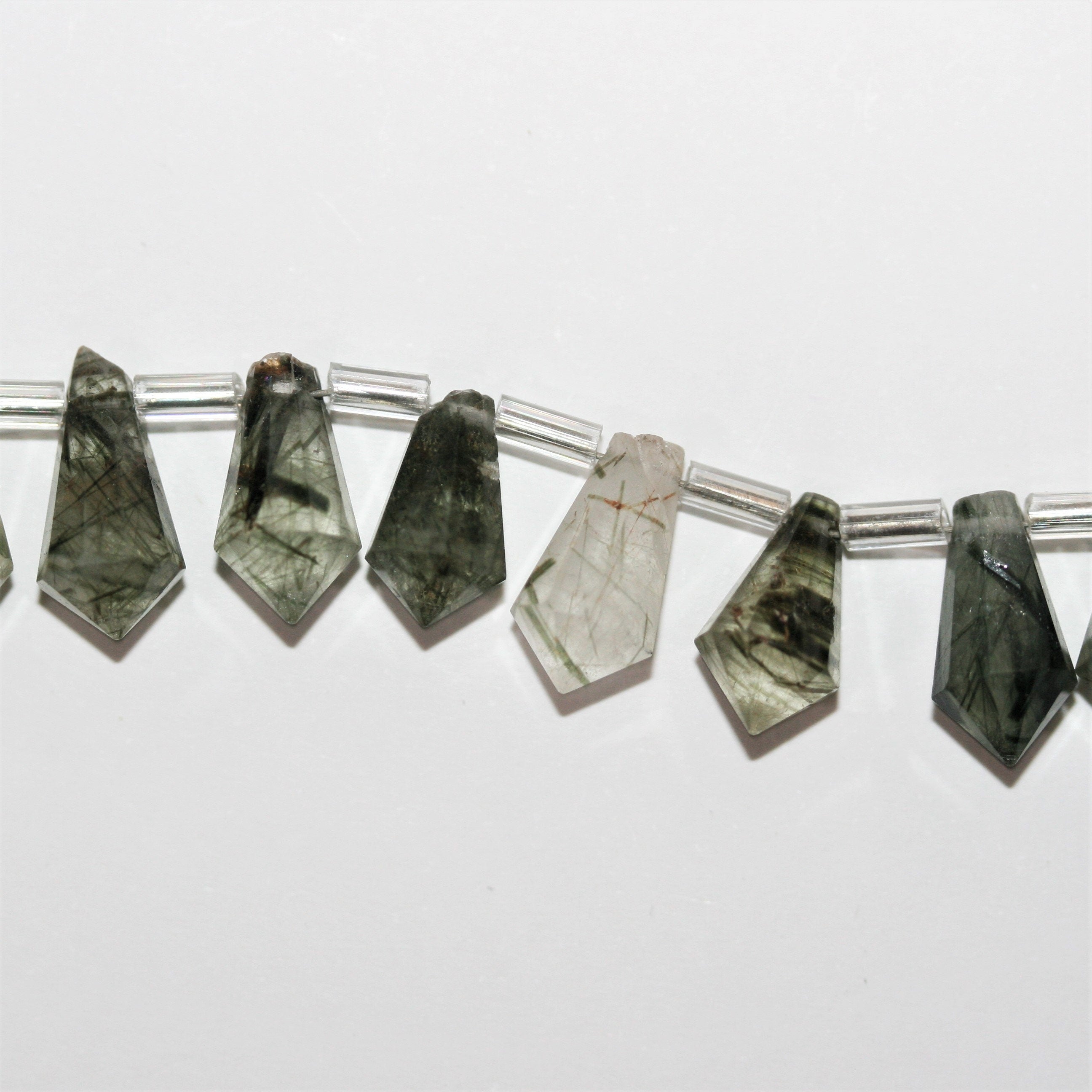 Cuentas facetadas de cuarzo turmalinado de 6" de largo, 13 x 7 mm, hilo de 15 cm.