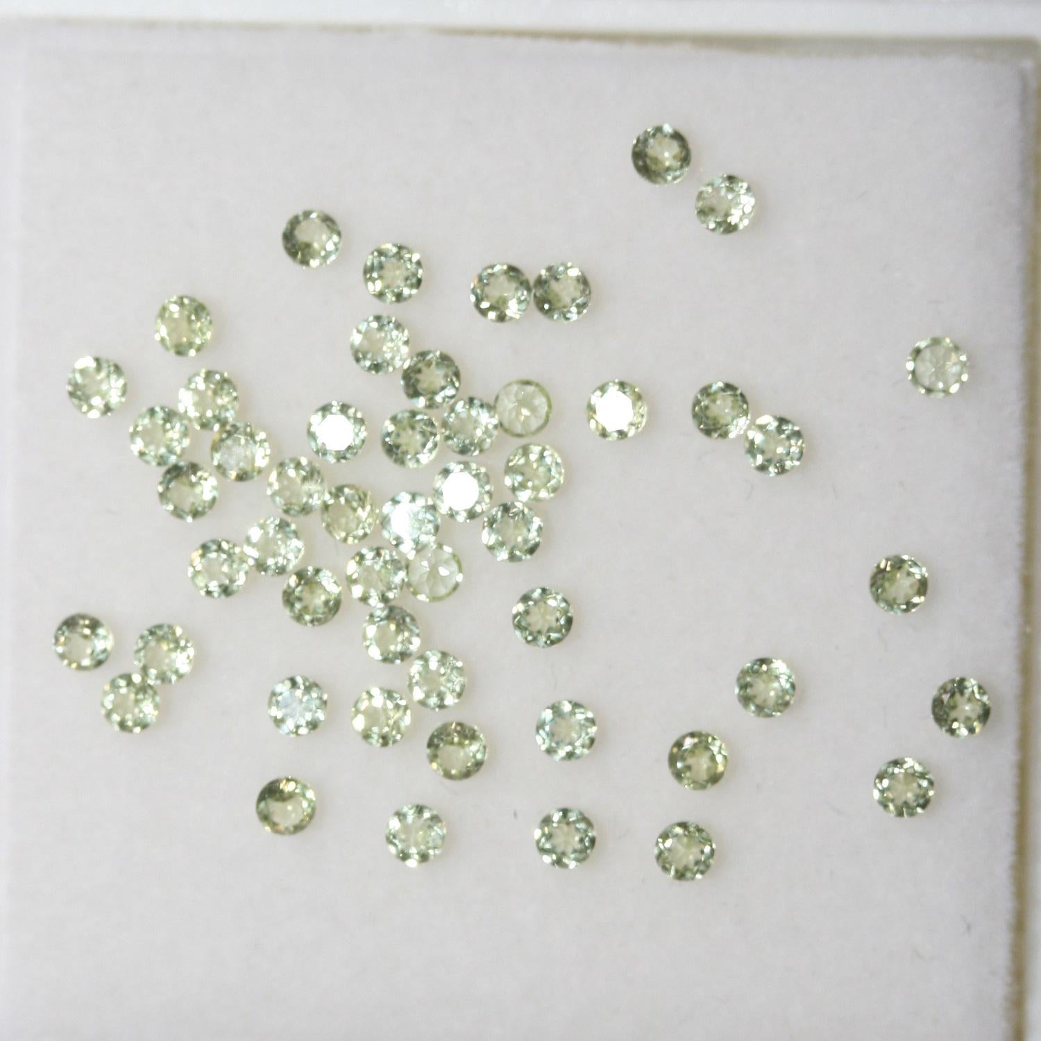 Lot de péridots ronds à facettes de 2 mm (2 ct)