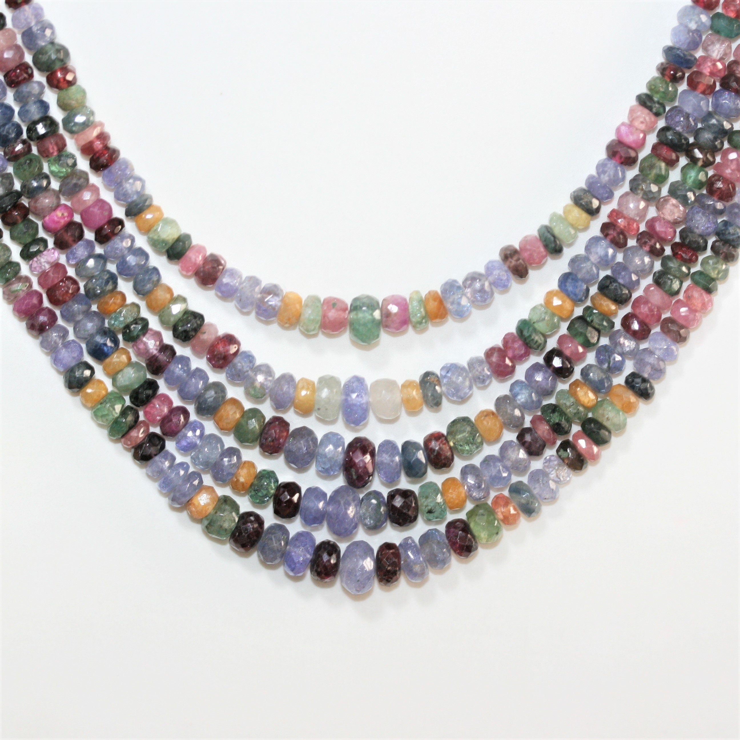 Collier à 5 rangs de rondelles facettées à pierres multiples de tailles graduées (3 x 1,5 mm - 6,5 x 4 mm).