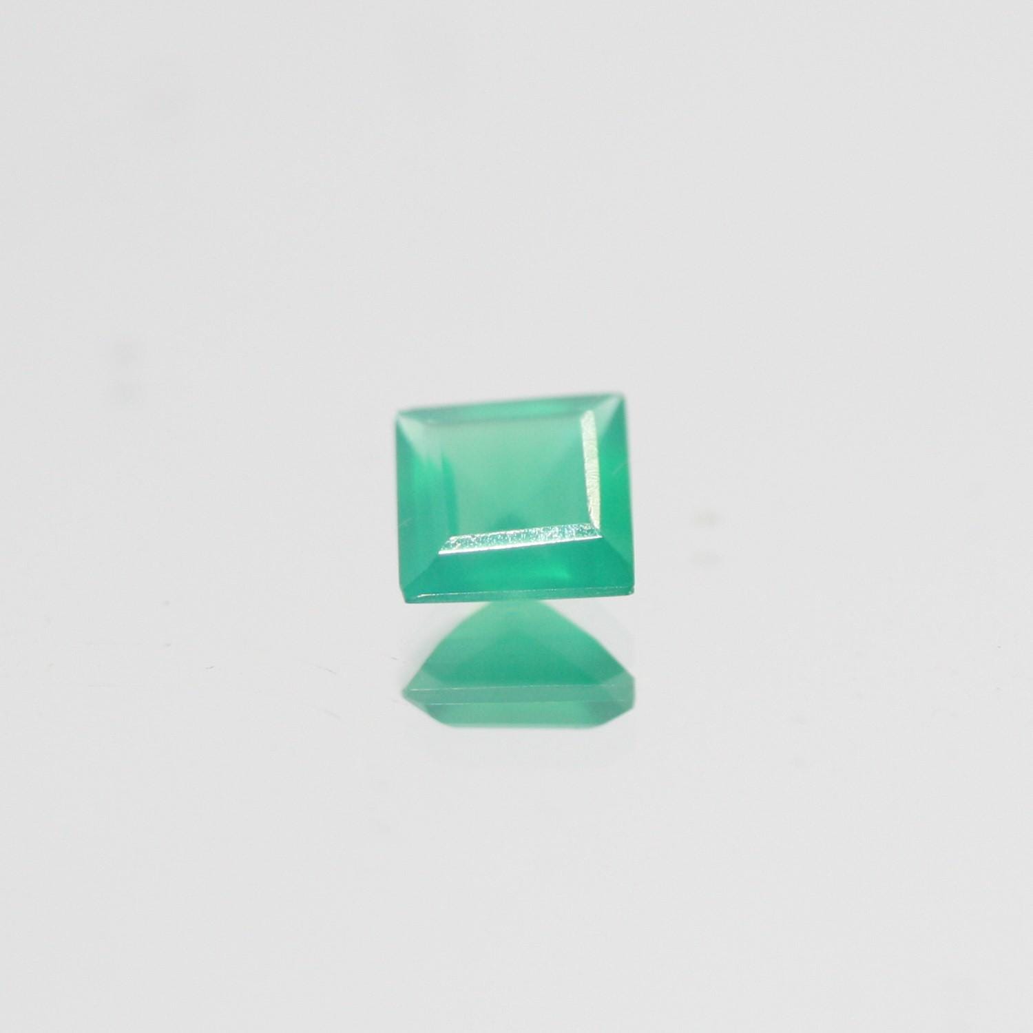 Lot de 12 pierres d'onix vert facettées carrées de 7 mm. - Pierres précieuses de qualité supérieure, vente en gros.