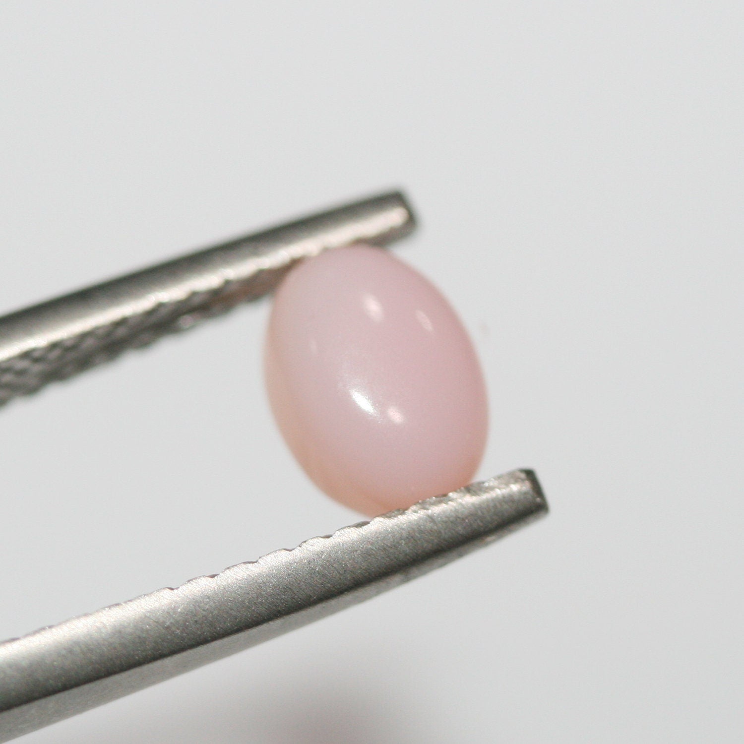 Lote de 20 cabujones ovalados de ópalo rosa de 6 x 4 mm. (20 uds.).