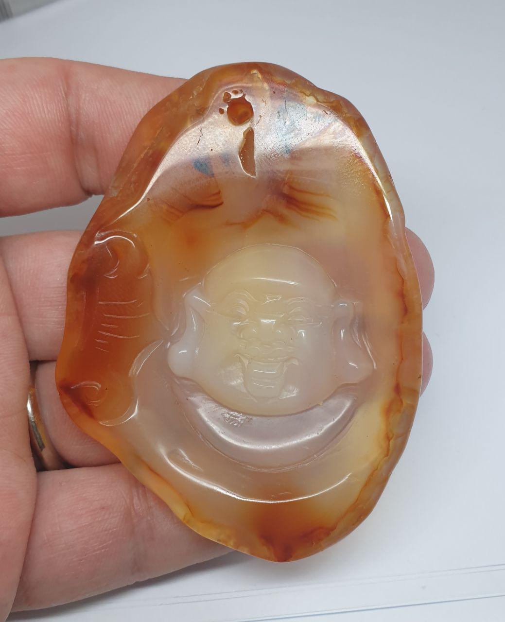 Pendentif géant en agate cornaline sculptée représentant un Bouddha - Pièce unique (74 x 53 mm) - Sculpture sur pierre précieuse - Pendentif exceptionnel