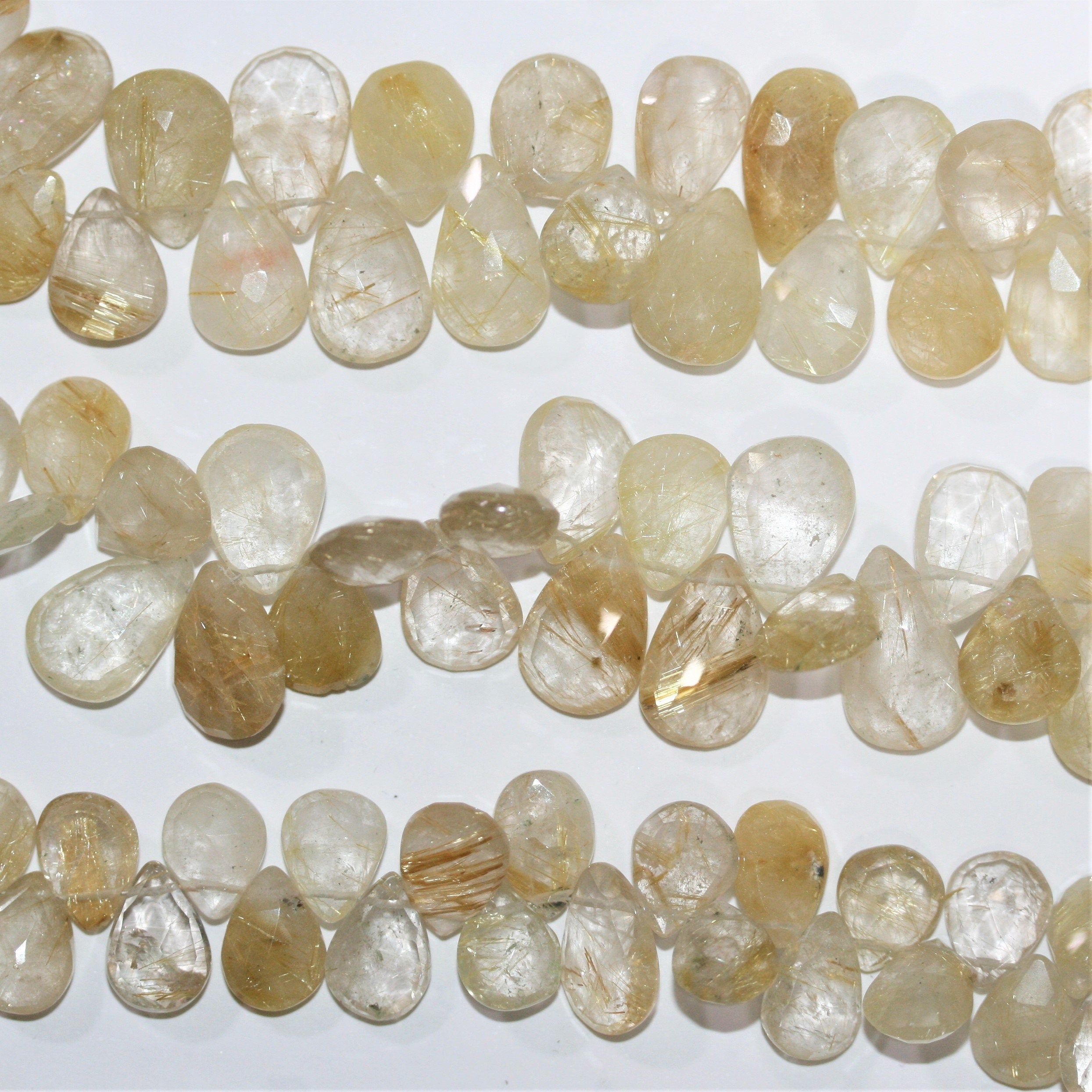 Perles en quartz rutile facettées de 9 pouces (12 x 10 mm). Longueur approximative du fil : 22 cm.