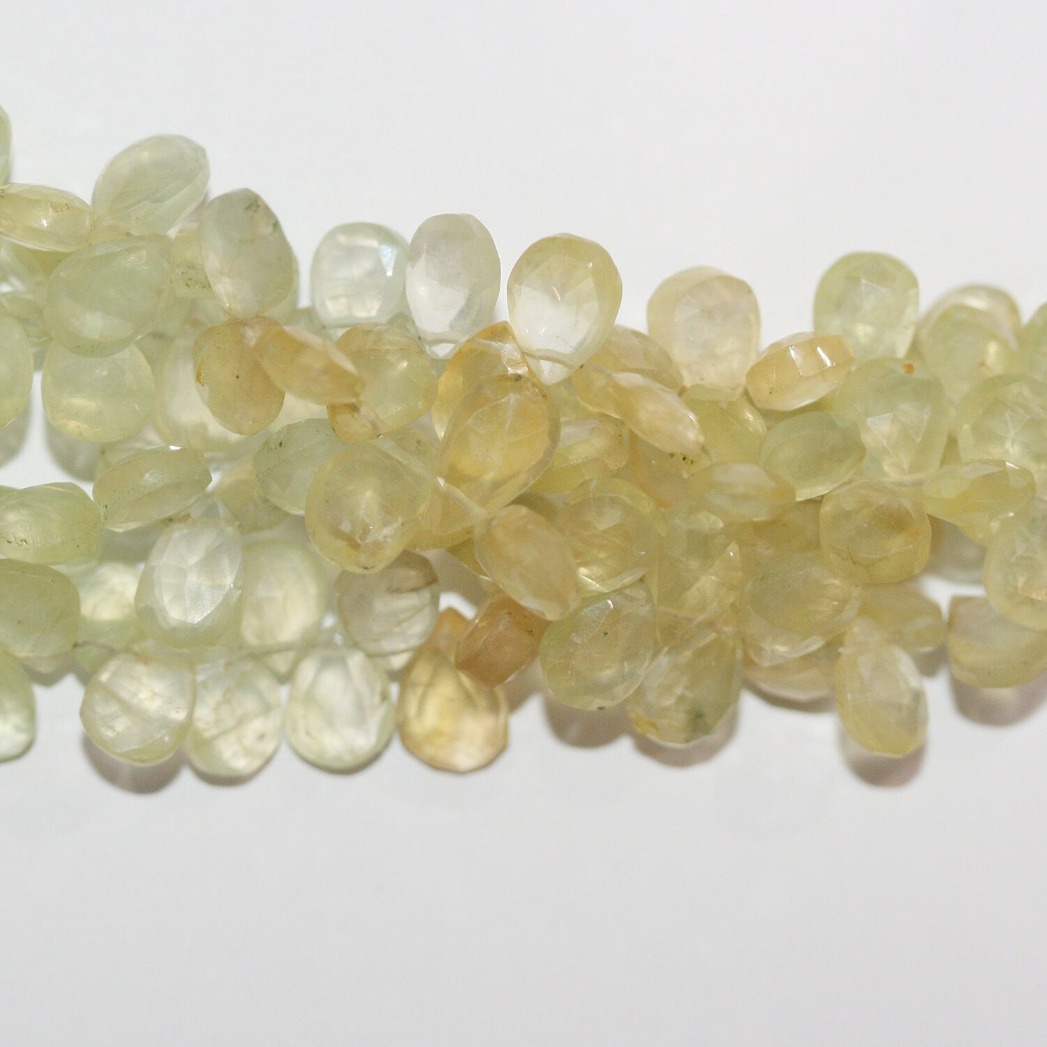 Perles en forme de goutte à facettes de St Prehnite 9" x 7 mm environ - Longueur du brin : 22 cm.