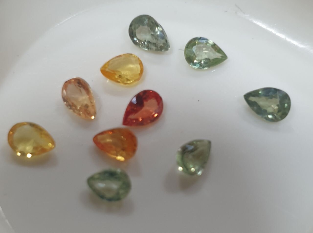 Lot de 10 saphirs multicolores taillés en goutte facettée de 4 x 3 mm - Pierres précieuses en vrac - Prix de gros - Gemmes naturelles