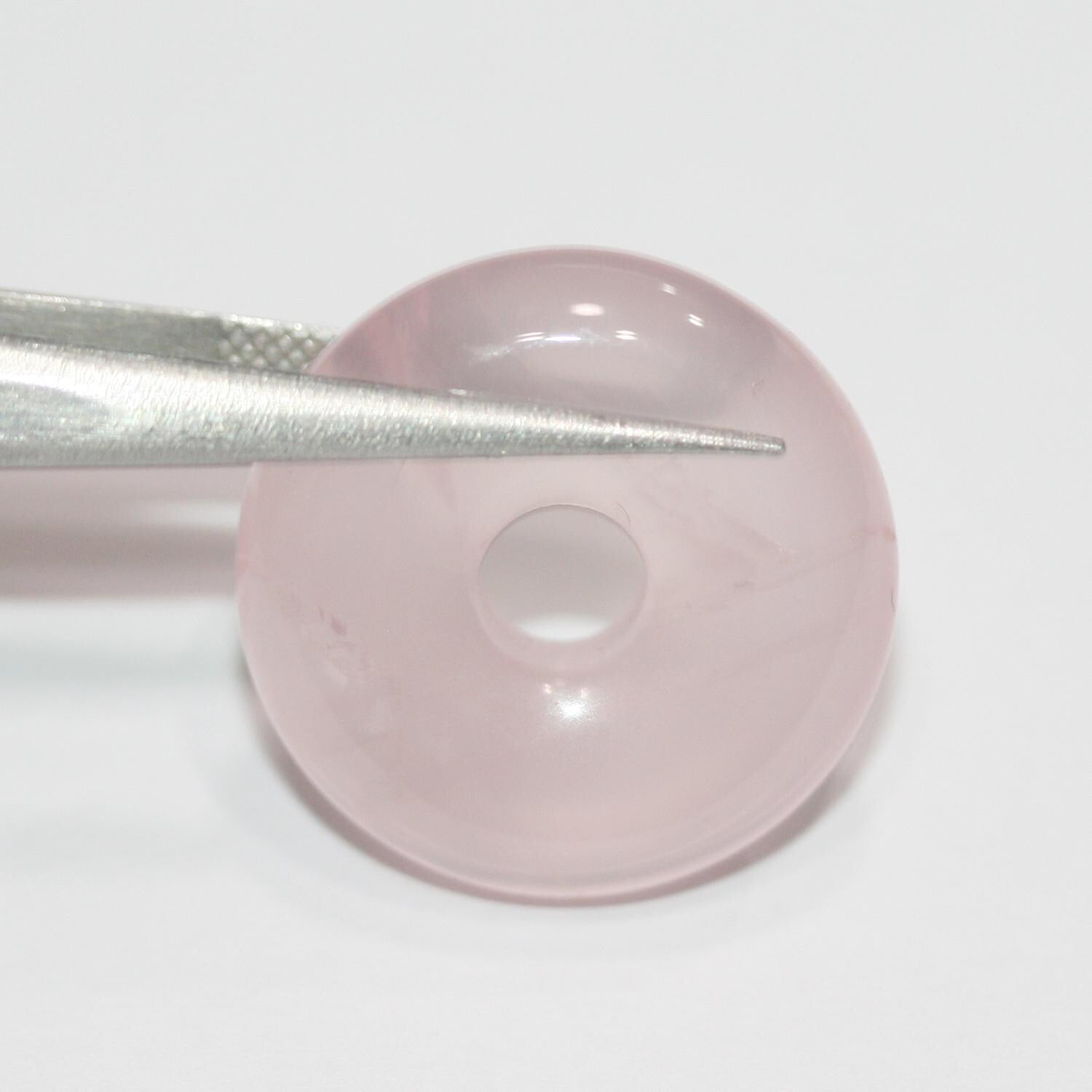 Pendentif disque en quartz rose lisse en forme de beignet 22-23 mm.