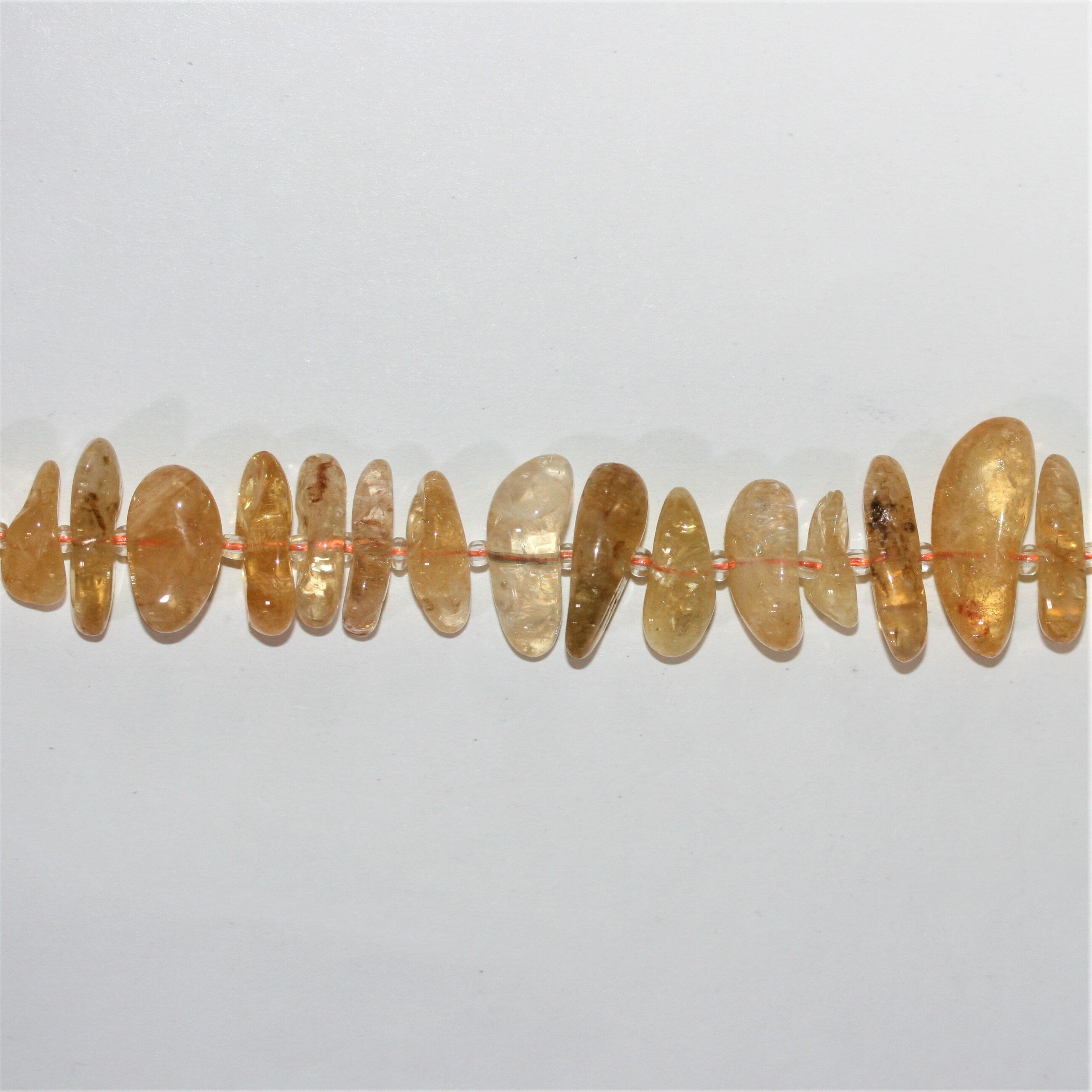 Perles de citrine St. Citrine lisses et irrégulières de 15 pouces (10 x 5 mm - 28 x 10 mm). Longueur approximative du fil : 39 cm.