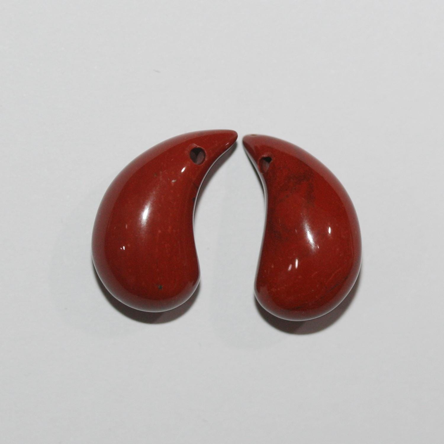 Pendentif en jaspe rouge lisse en forme de défense 20x10mm.( 1 paire )