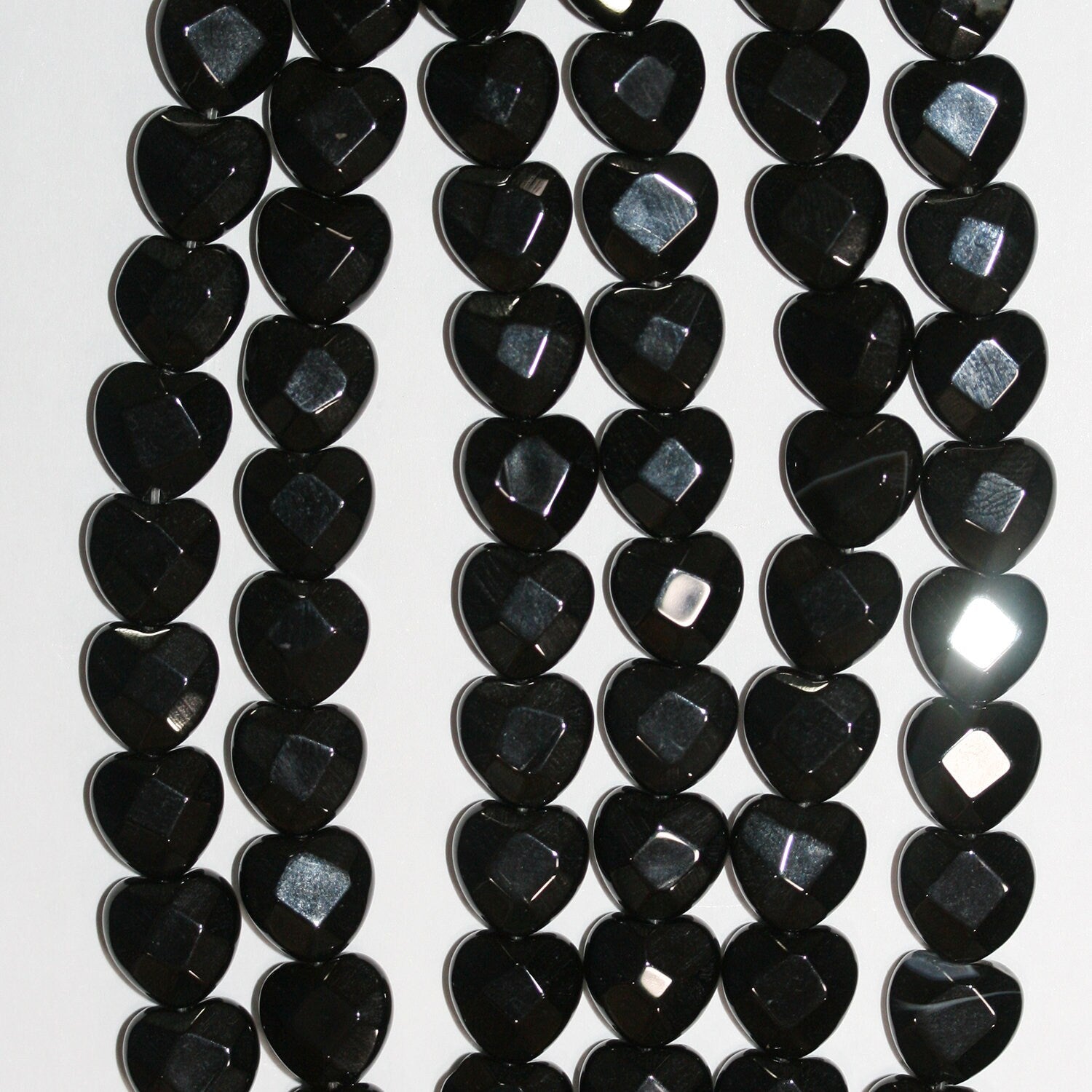 Cuentas de corazón facetadas de ónix santo de 7" de 10 mm - Hilo de 19 cm.