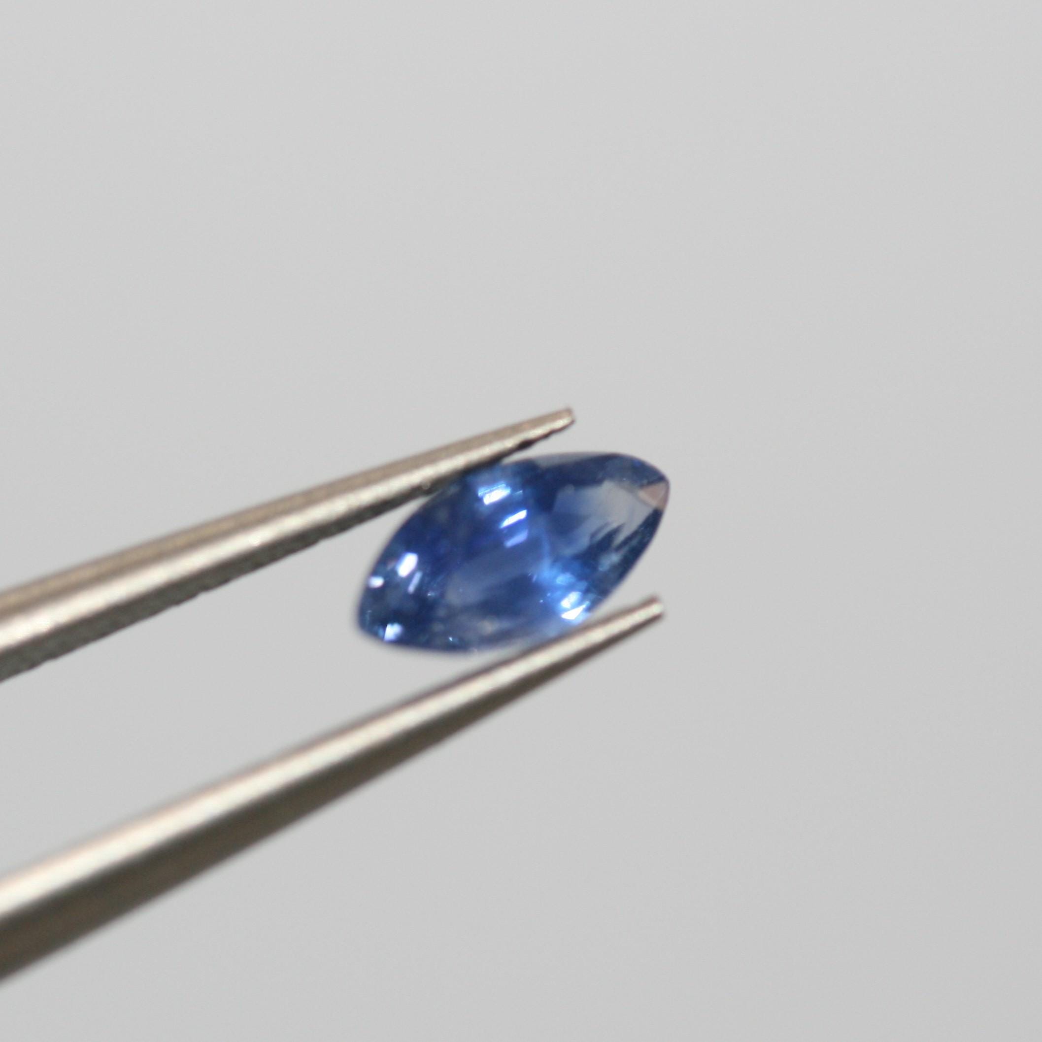 Lot de saphirs bleus naturels - Tailles et formes variées (ronds, marquises et ovales à facettes) - Pierres précieuses en vrac - Prix de gros