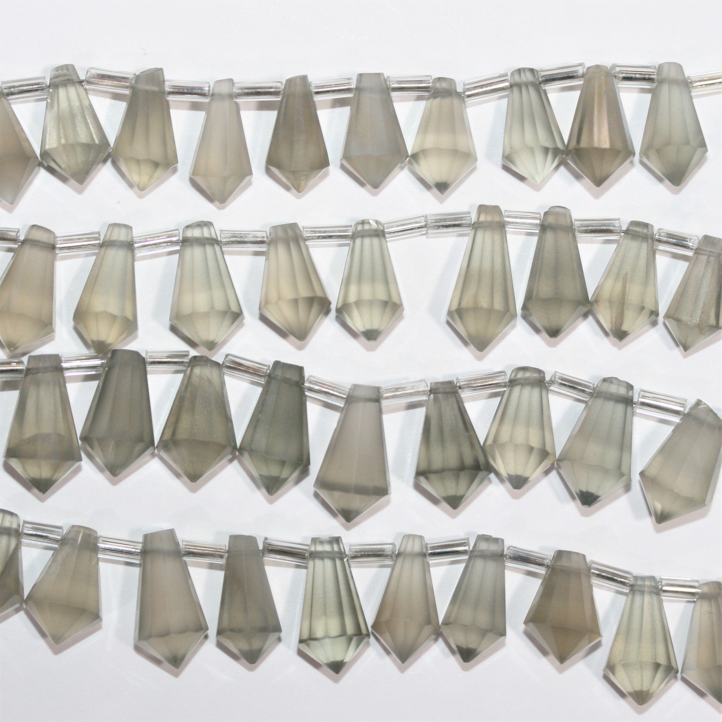 Cuentas facetadas de piedra lunar gris St. de 6", 13 x 7 mm, tira de 15 cm.