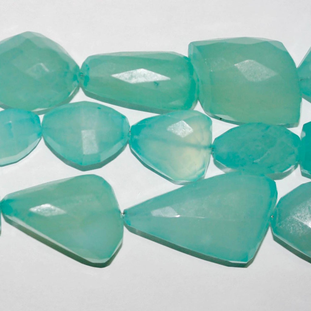 Cuentas irregulares facetadas de calcedonia azul de 8" (20-35 mm). Hilo de 22 cm aprox.