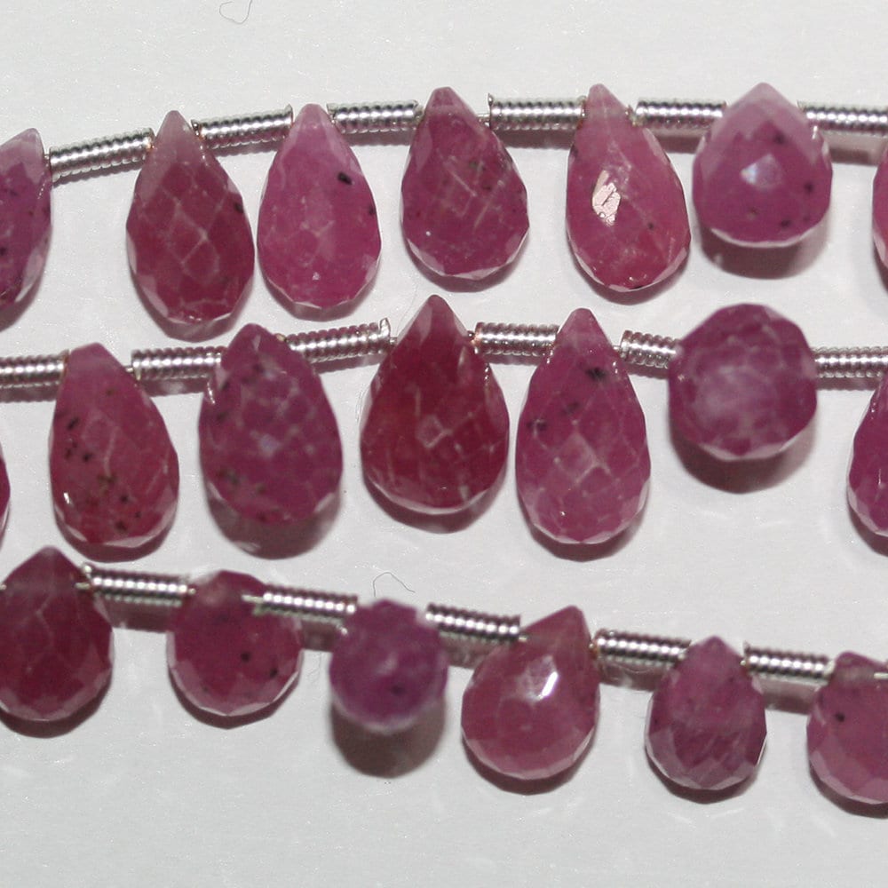 Perles en saphir rose facettées en forme de goutte, 8 x 5 mm.