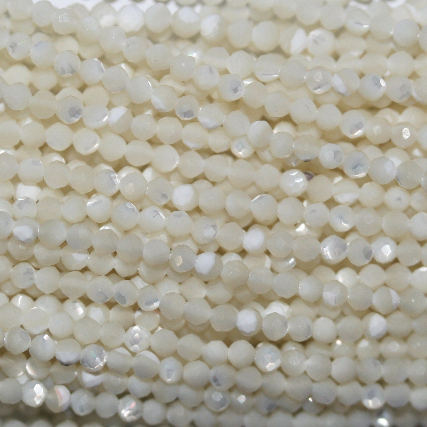 15" St MOP Perles rondes à facettes 2 mm.-Rig 39 cm.