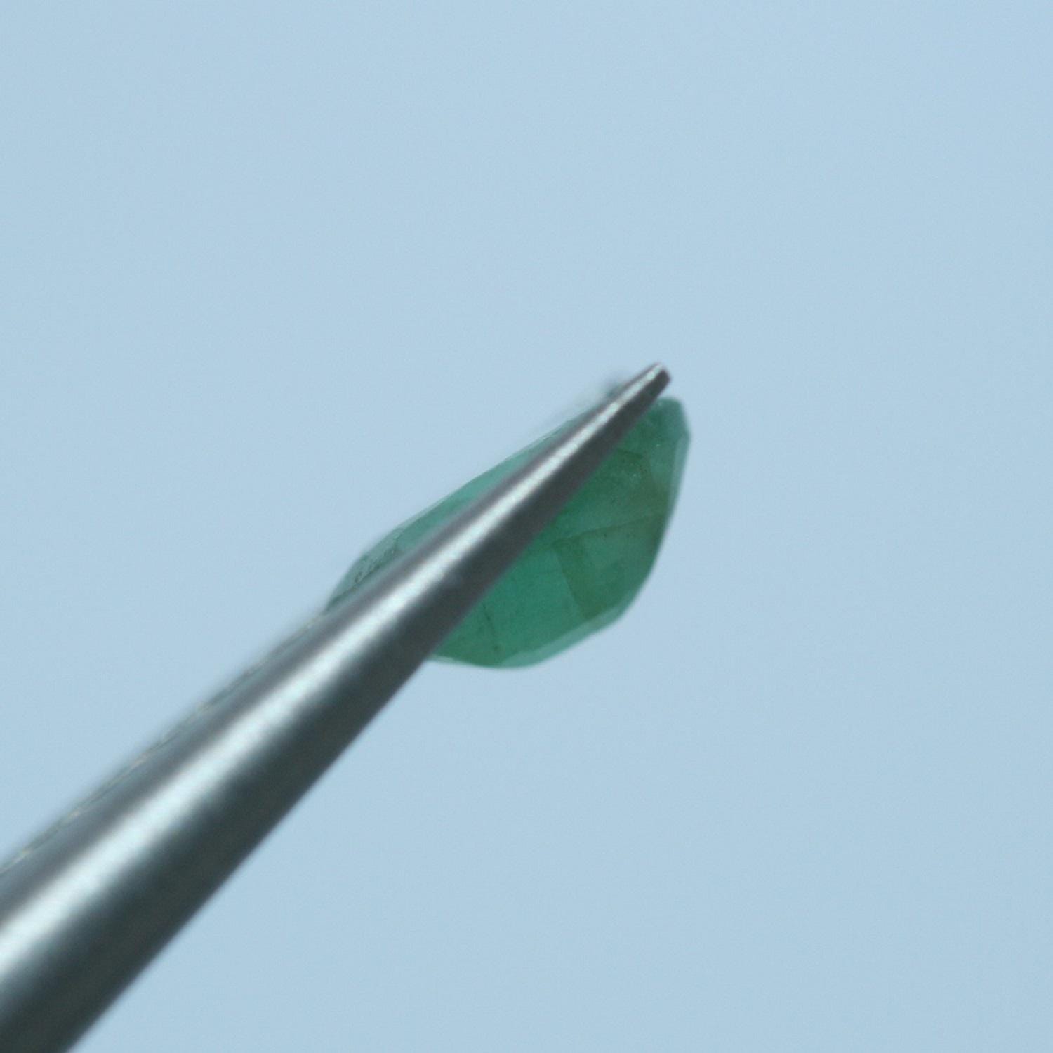 Lot de 12 émeraudes ovales à facettes de 6 x 4 mm.