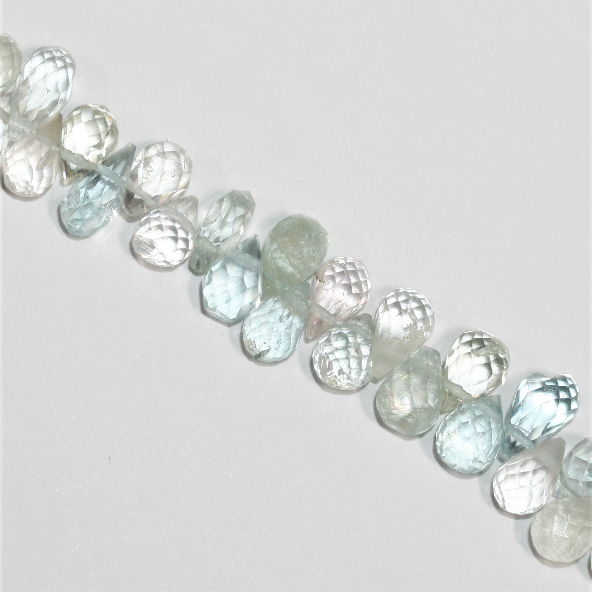 Perles en aigue-marine facettées en forme de goutte, 9 pouces, 7 x 5 mm. Longueur du fil : environ 22 cm.