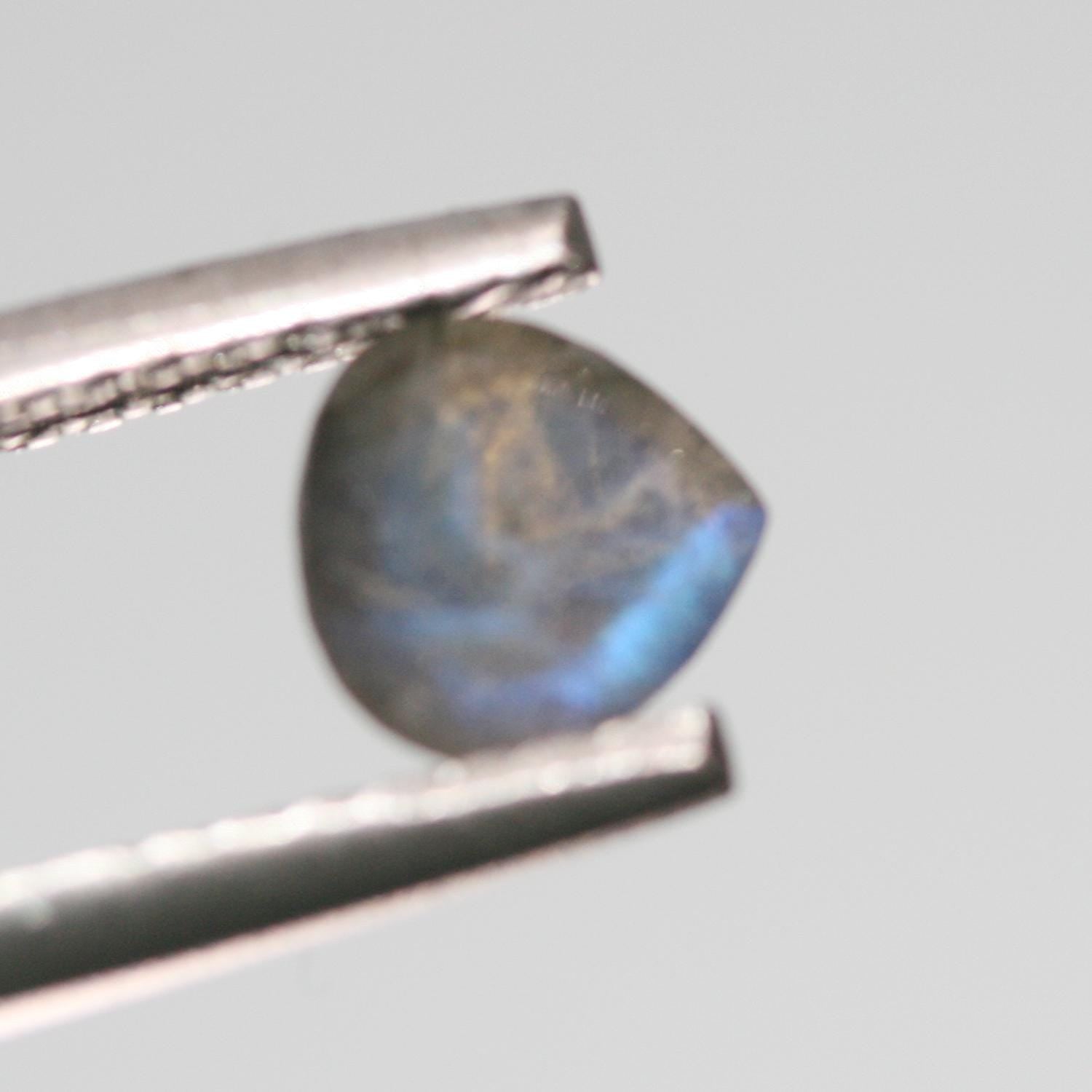 Lote de 20 piezas de gota de labradorita facetada de 6 mm. (20 uds.).