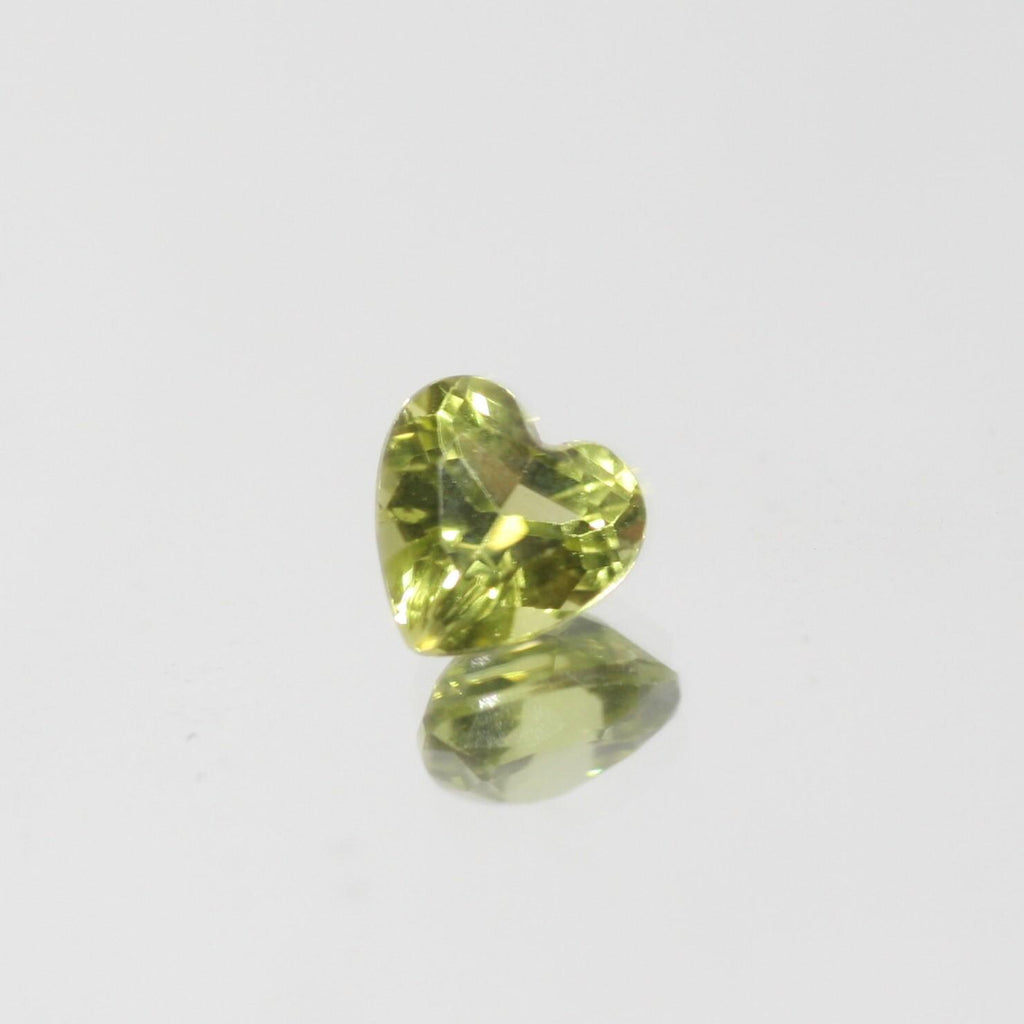 Lote de 8 piezas de peridoto facetado en forma de corazón de 6 mm (8 piezas)