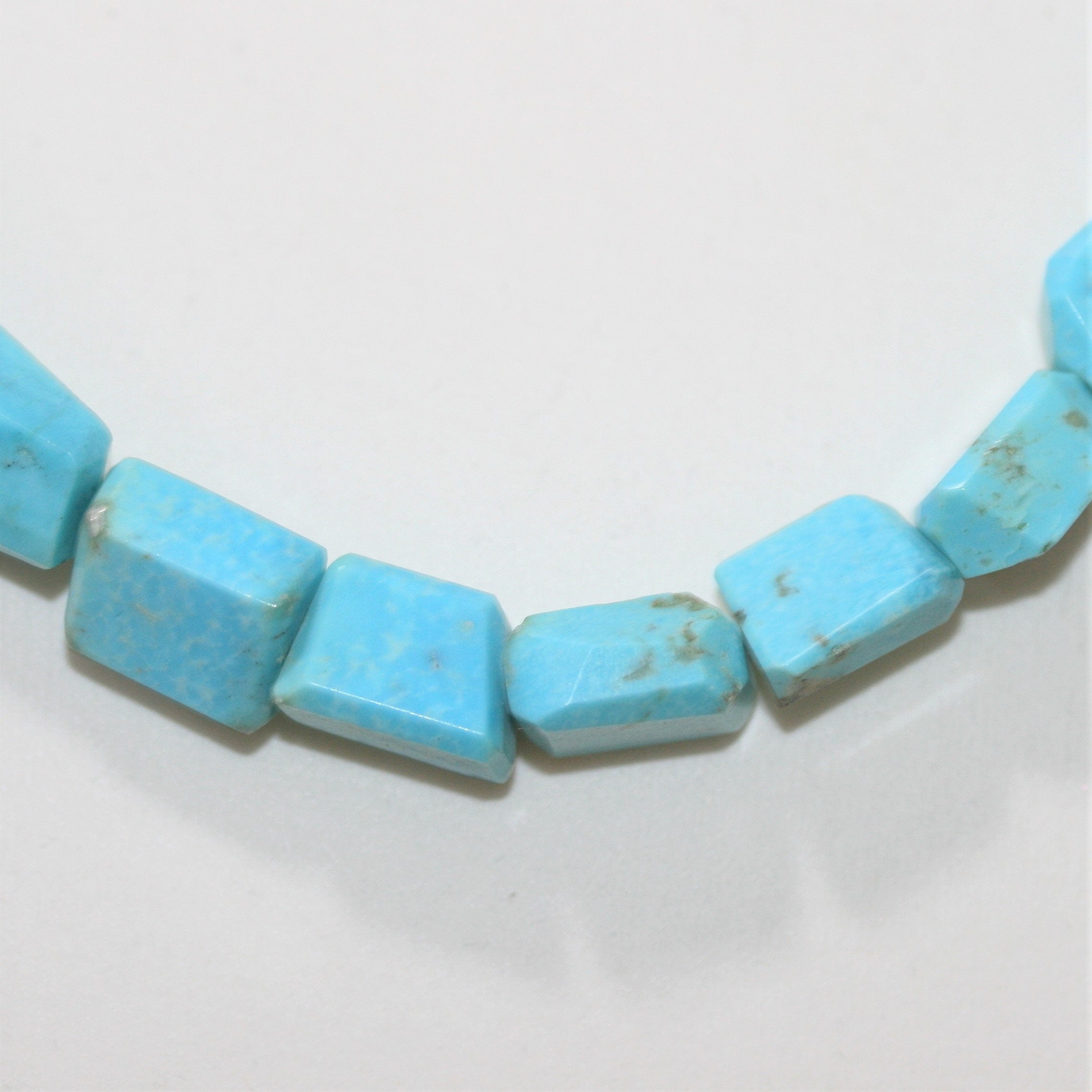 Collar de pepitas de turquesa facetadas de 12 x 10 mm aprox. (1 tira)