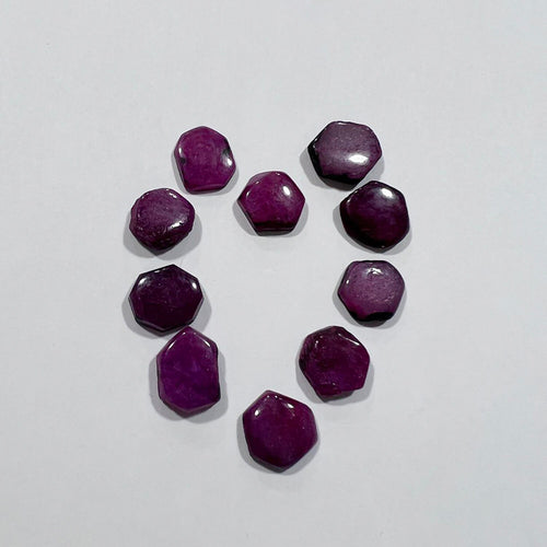 Lot de 10 rubis bruts, cabochons hexagonaux irréguliers de 10 à 12 mm.
