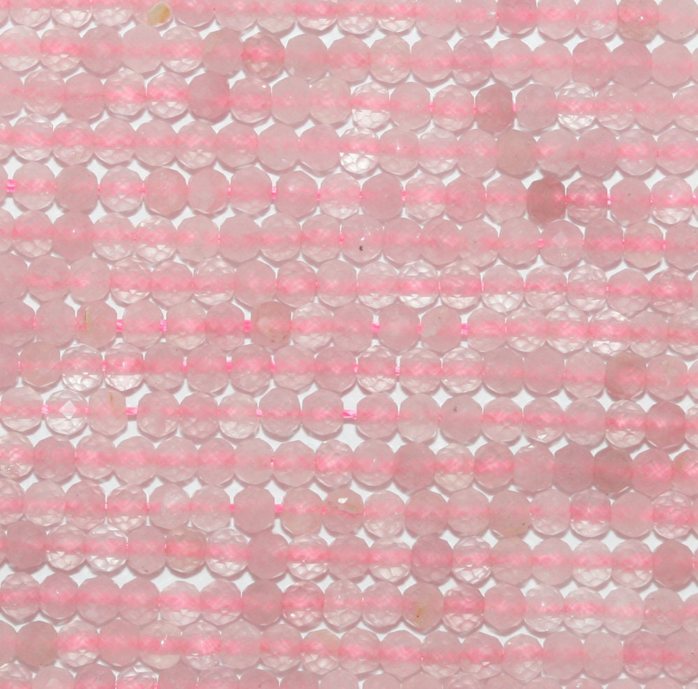 Brin de 15 pouces de perles rondes à facettes en quartz rose de 2 mm.