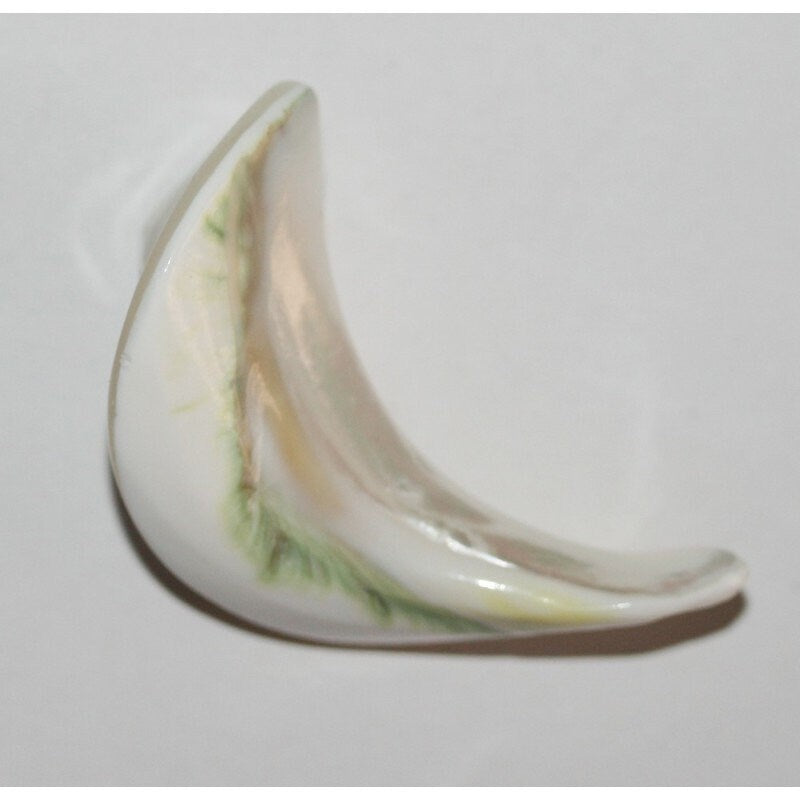 Pendentif en nacre de grande taille et rare, 55 x 15 mm environ.