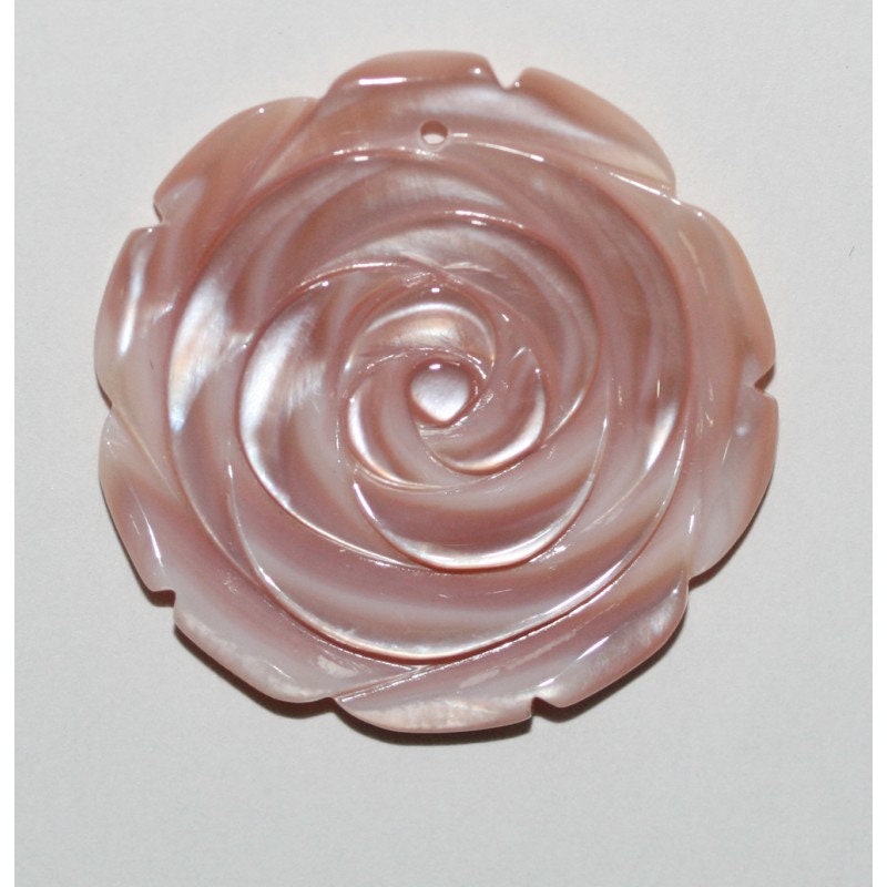 Pendentif fleur en nacre rose sculptée, 20 mm, percé sur le dessus