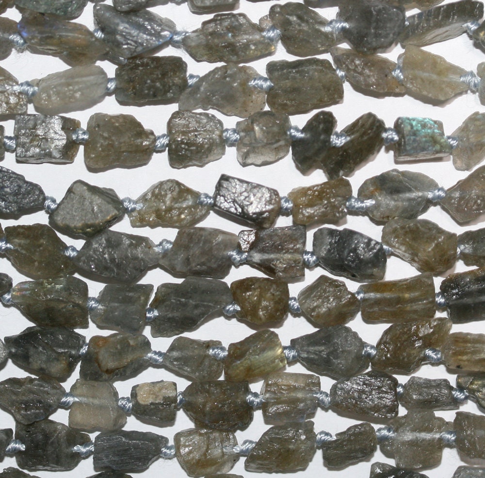 Cuentas de pepitas de labradorita sin pulir de 16", 10-12 mm aprox. - Hilo de 40 cm.
