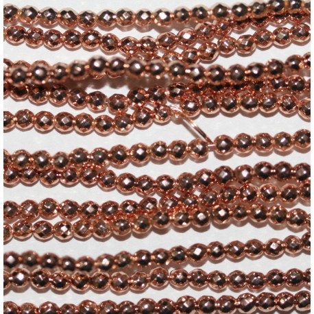 15 brins de perles rondes à facettes en hématite cuivrée de 2 mm.