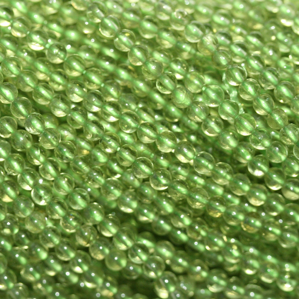 Collier de perles rondes lisses en péridot de 38 cm (15 pouces), 2 mm de diamètre.