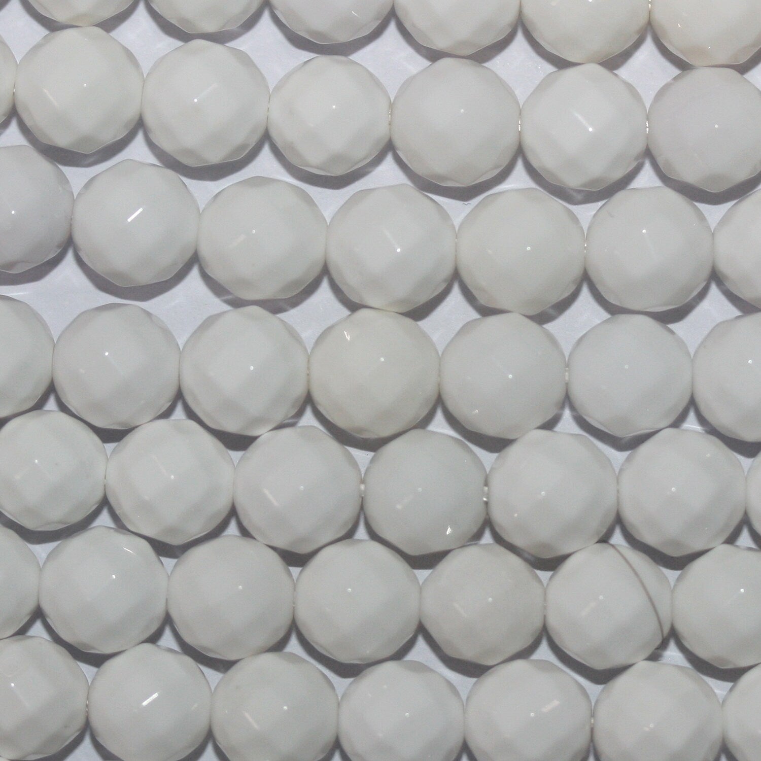 15 perles rondes à facettes en agate blanche, 8 mm, rang de 39 cm.