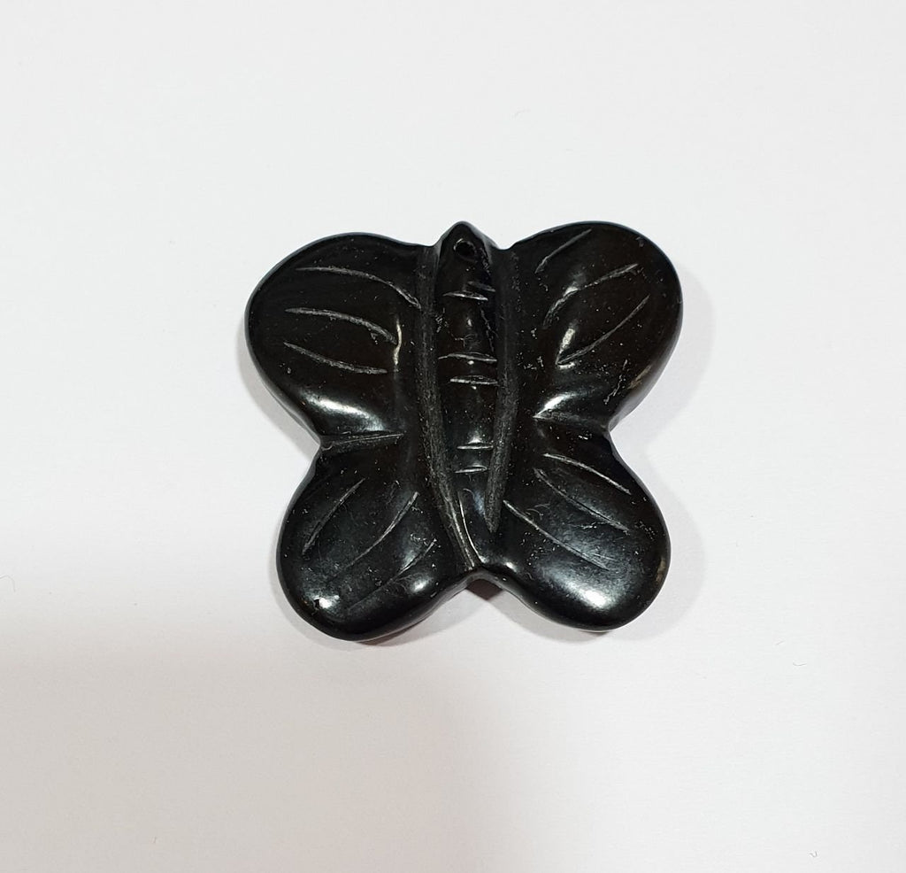 Pendentif papillon en lignite noire naturelle sculptée au jet d'eau avec trou, 35 mm - Pierre précieuse naturelle - Grossiste en pierres précieuses - Pierres précieuses de qualité