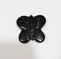 Pendentif papillon en lignite noire naturelle sculptée au jet d'eau avec trou, 35 mm - Pierre précieuse naturelle - Grossiste en pierres précieuses - Pierres précieuses de qualité