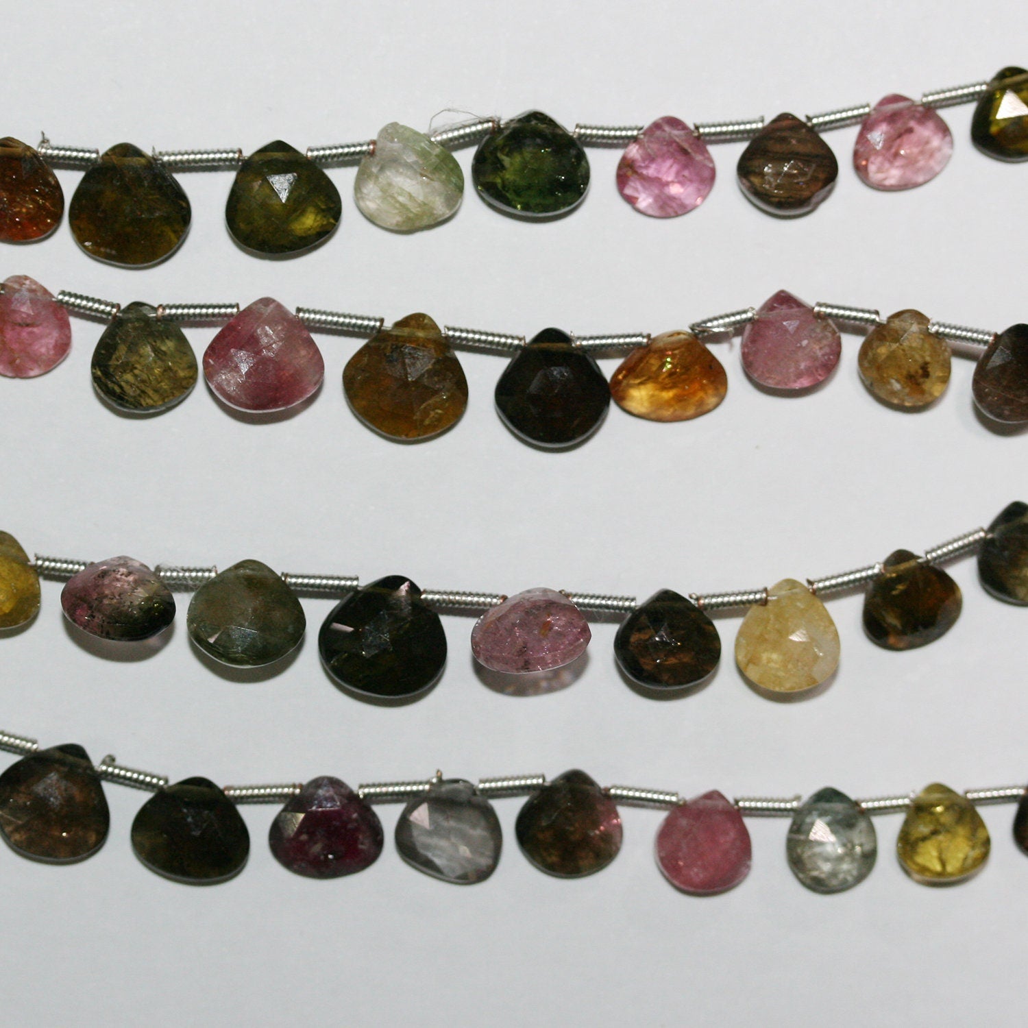 Perles en tourmaline facettées en forme de goutte de 8 pouces, 7-8 mm. - Fil de 21 cm.