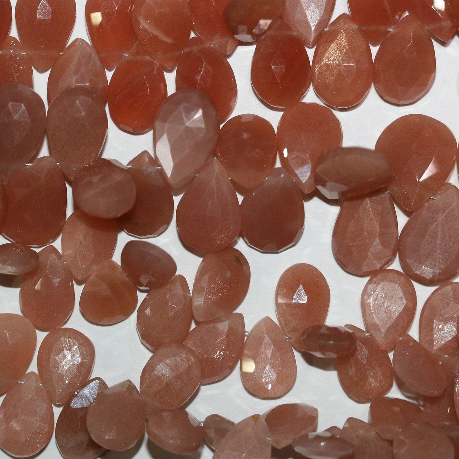 Cuentas de piedra lunar marrón facetadas de 8" de largo, 13 x 9 mm, aprox., hilo de 20 cm.