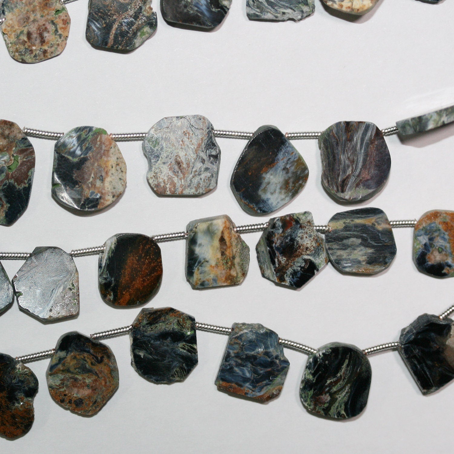 Perles de pierre de Sainte-Piété, tranches ovales lisses irrégulières de 8 pouces (11-12 mm). Longueur du fil : environ 21 cm.