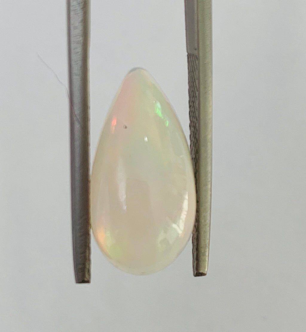 Beautiful Rainbow Opal Drop 17x9x6mm Cabochon. 4,4Cts.