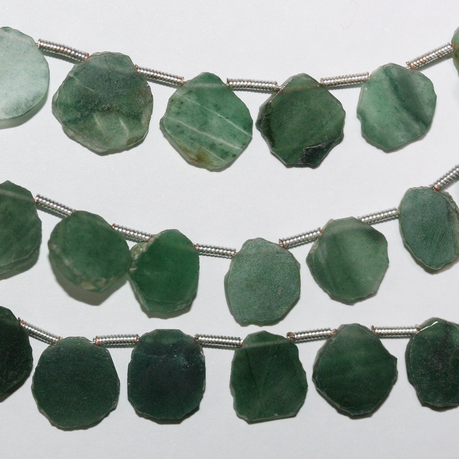 Cuentas ovaladas irregulares de aventurina santa de 8", 10 x 8 mm. Longitud aproximada: 21 cm.