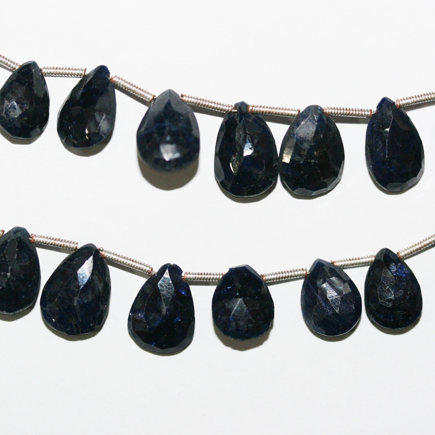 Perles en saphir de 9 pouces, à facettes graduées, de 7x5 à 12x8 mm. Longueur approximative : 24 cm.