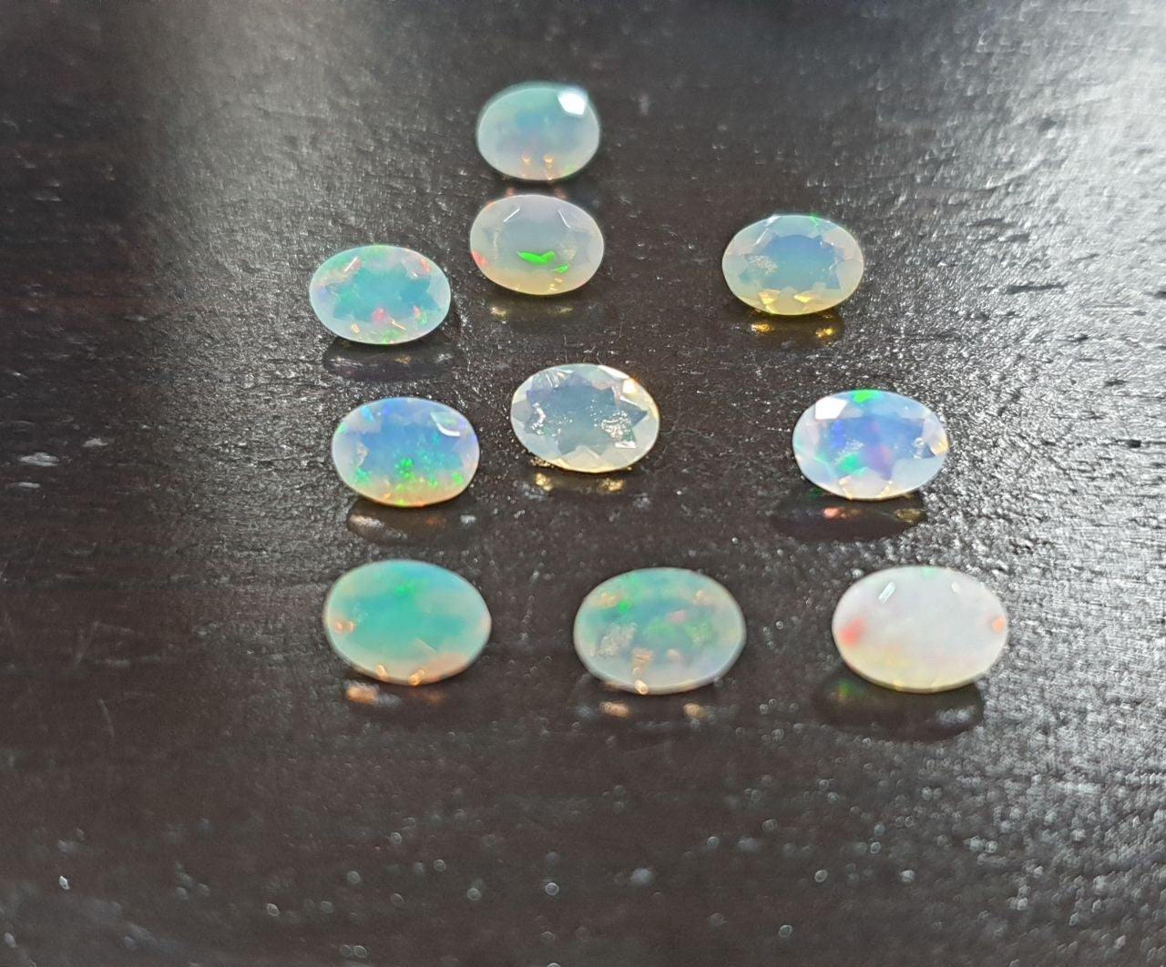 Lote de 10 piedras de ópalo blanco natural de 7 x 5 mm, talla ovalada facetada, venta al por mayor, piedras preciosas sin tratar.