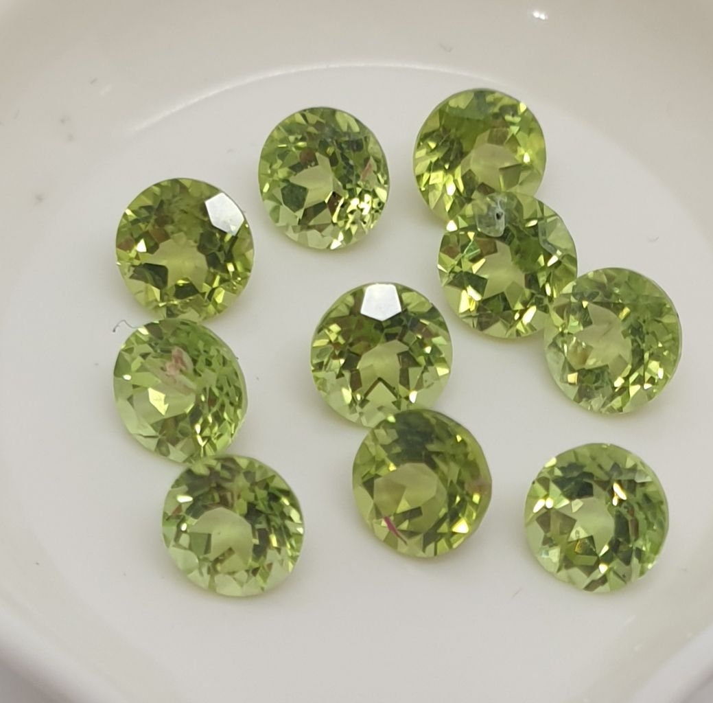 Lote de 10 unidades de peridoto olivino facetado de corte redondo de 5 mm, color verde olivino, talla brillante, talla rara.