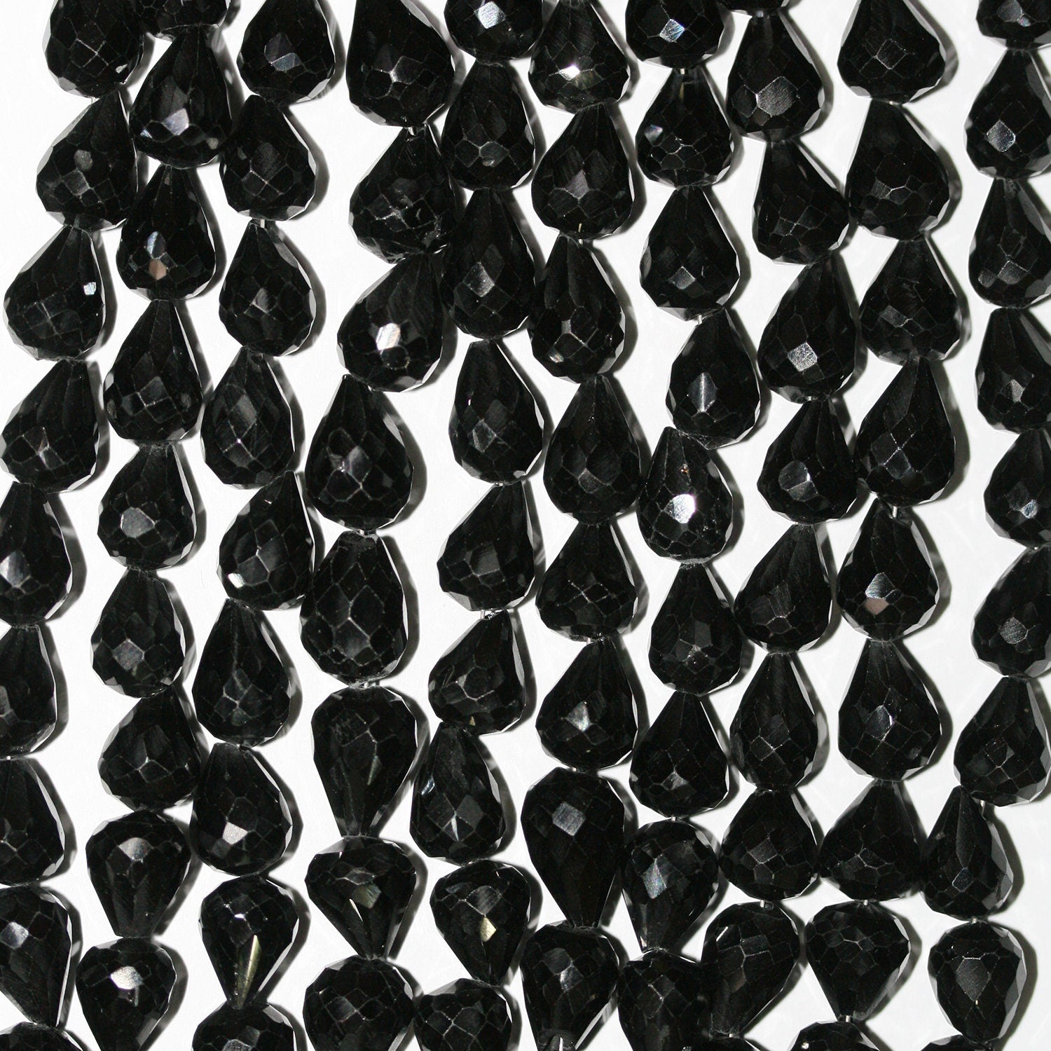 Perles en spinelle St à facettes en forme de goutte, 10 x 6 mm, 20 cm de long. Perles percées sur le dessus.