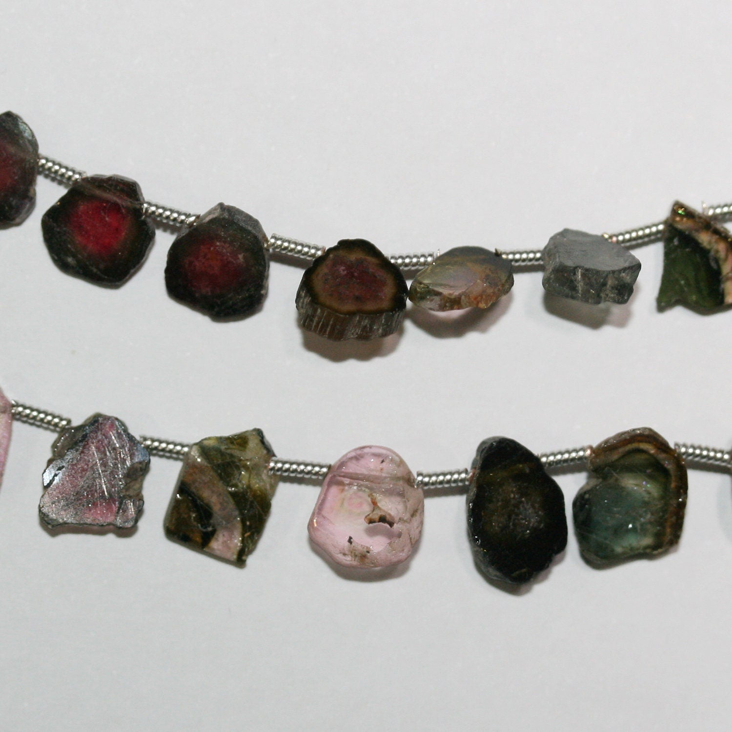 Perles ovales lisses irrégulières en tourmaline St de 8 pouces (environ 7 mm). Longueur du fil : 20 cm environ.