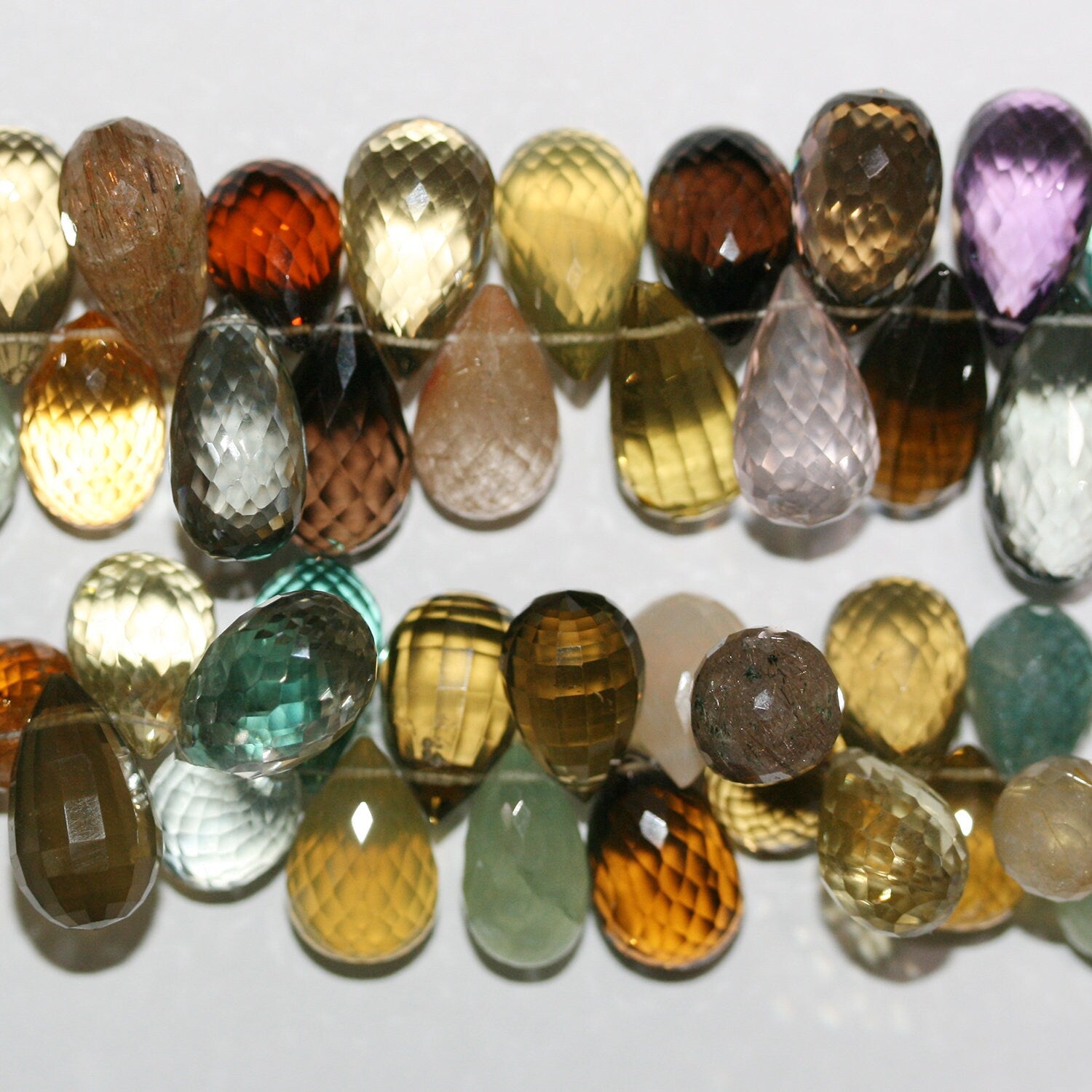 Perles en forme de goutte à facettes en pierre multiple de 8 pouces, 14 x 10 mm environ - Longueur du fil : 20 cm.