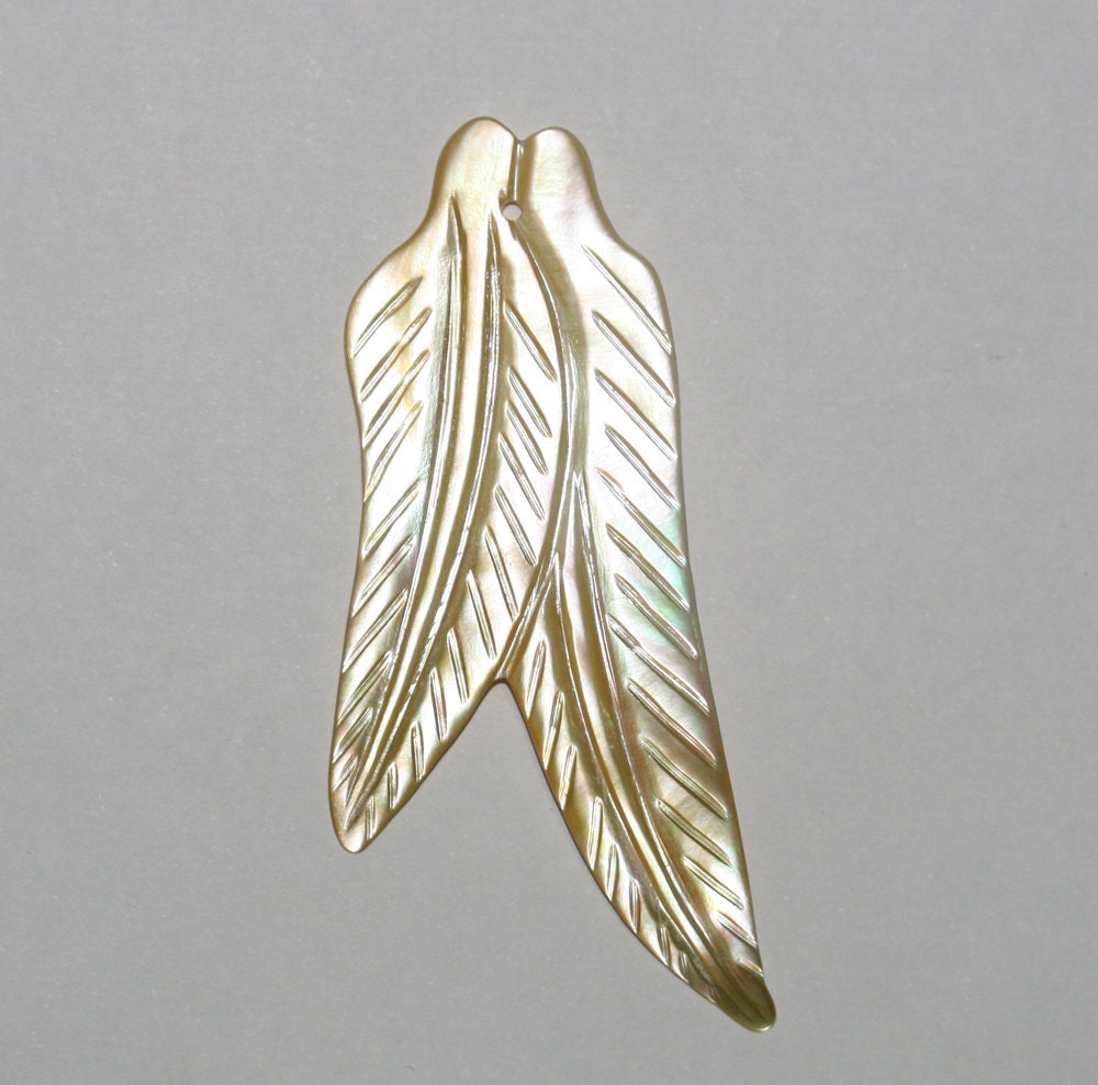 Pendentif feuille sculptée en nacre 75x25mm.