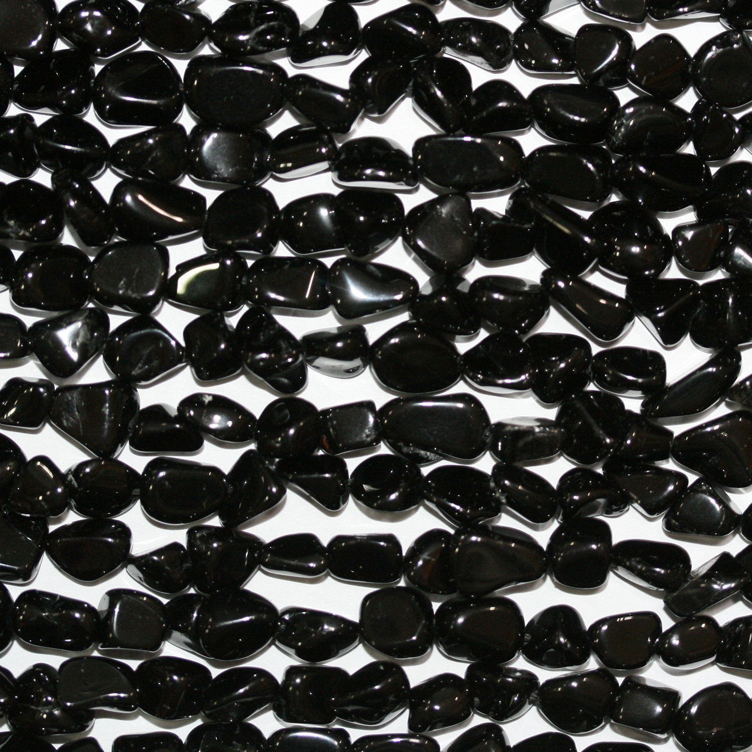 Perles de tourmaline noire St lisses en pépites de 15 pouces, 6-8 mm. - Fil de 38 cm.