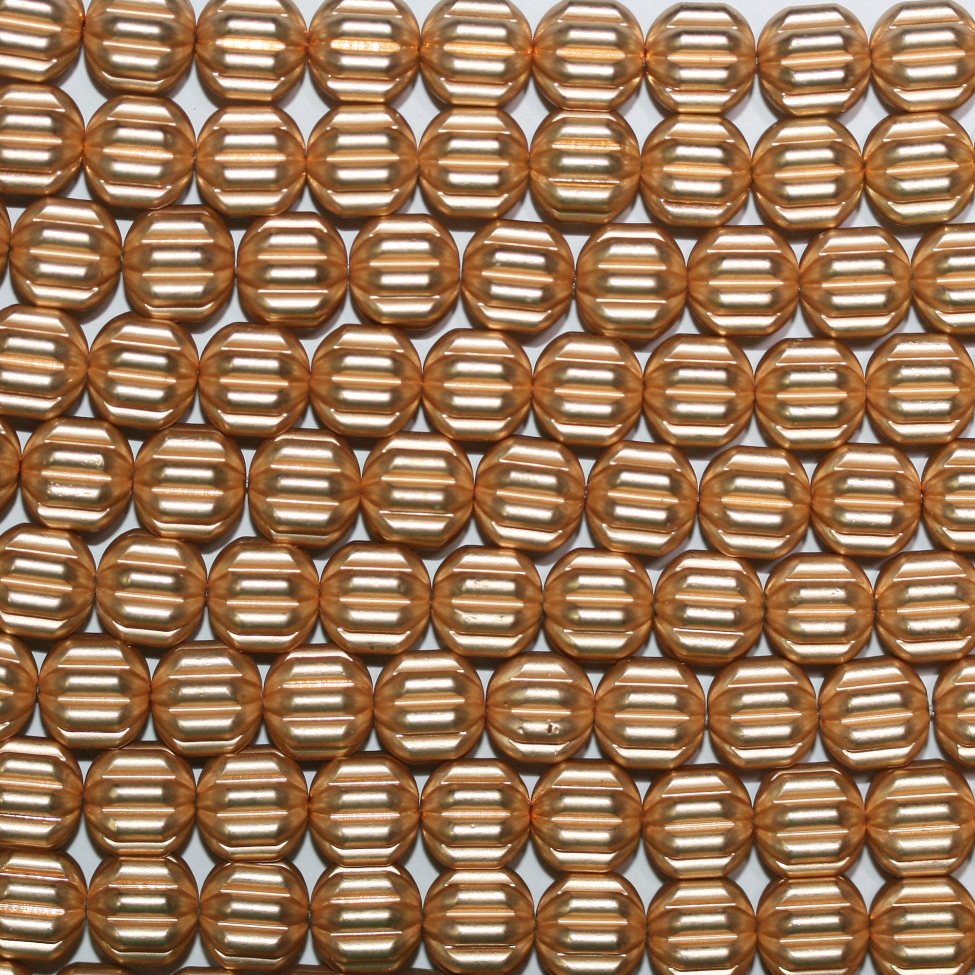 Cuentas redondas talladas en hematita dorada de 16" de 8 x 5 mm, hilo de 40 cm.