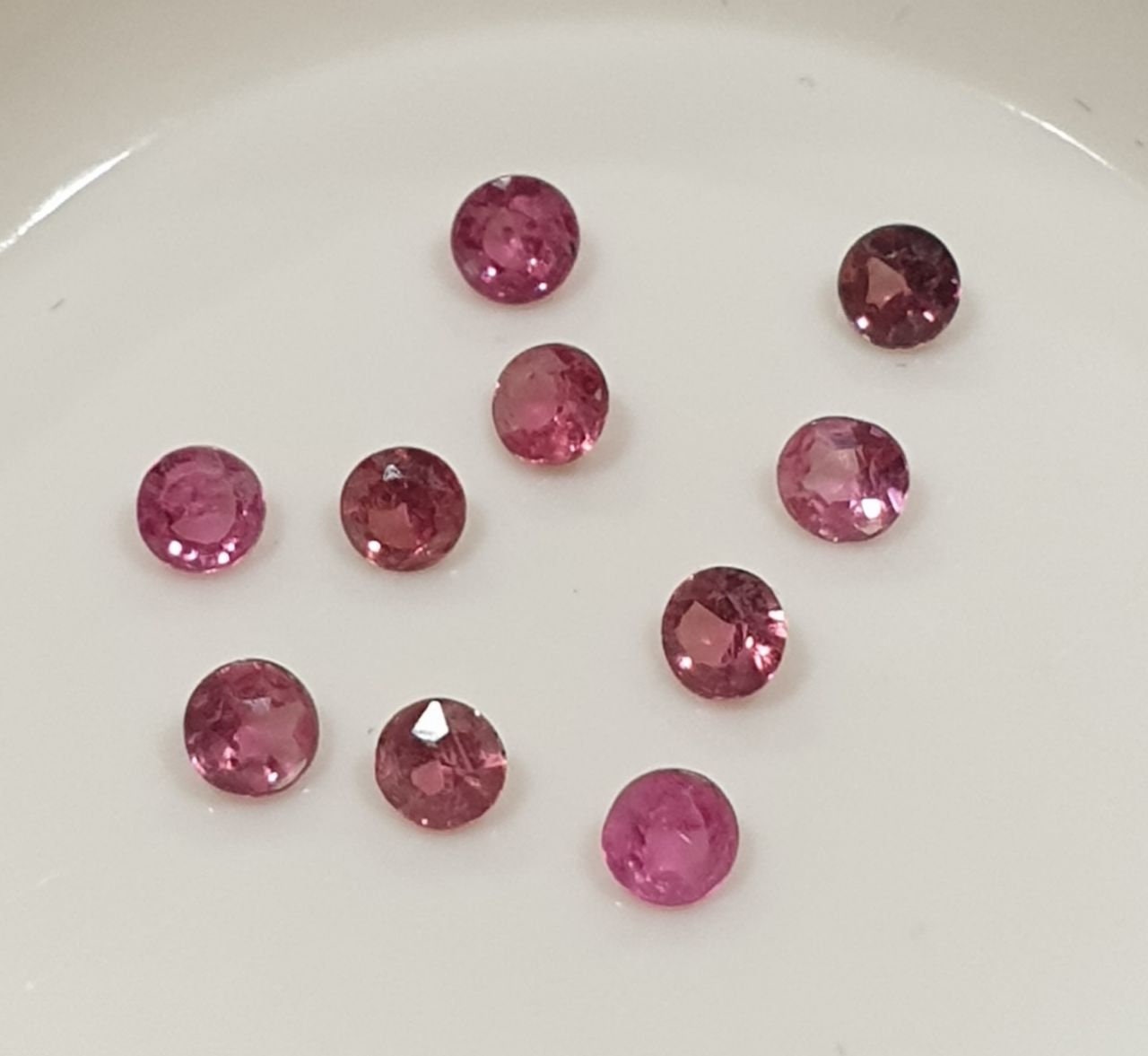 Espinela roja calibrada de corte brillante redondo de 2,2 mm (10 unidades) - Gemas genuinas - Sin tratar - Espinela roja